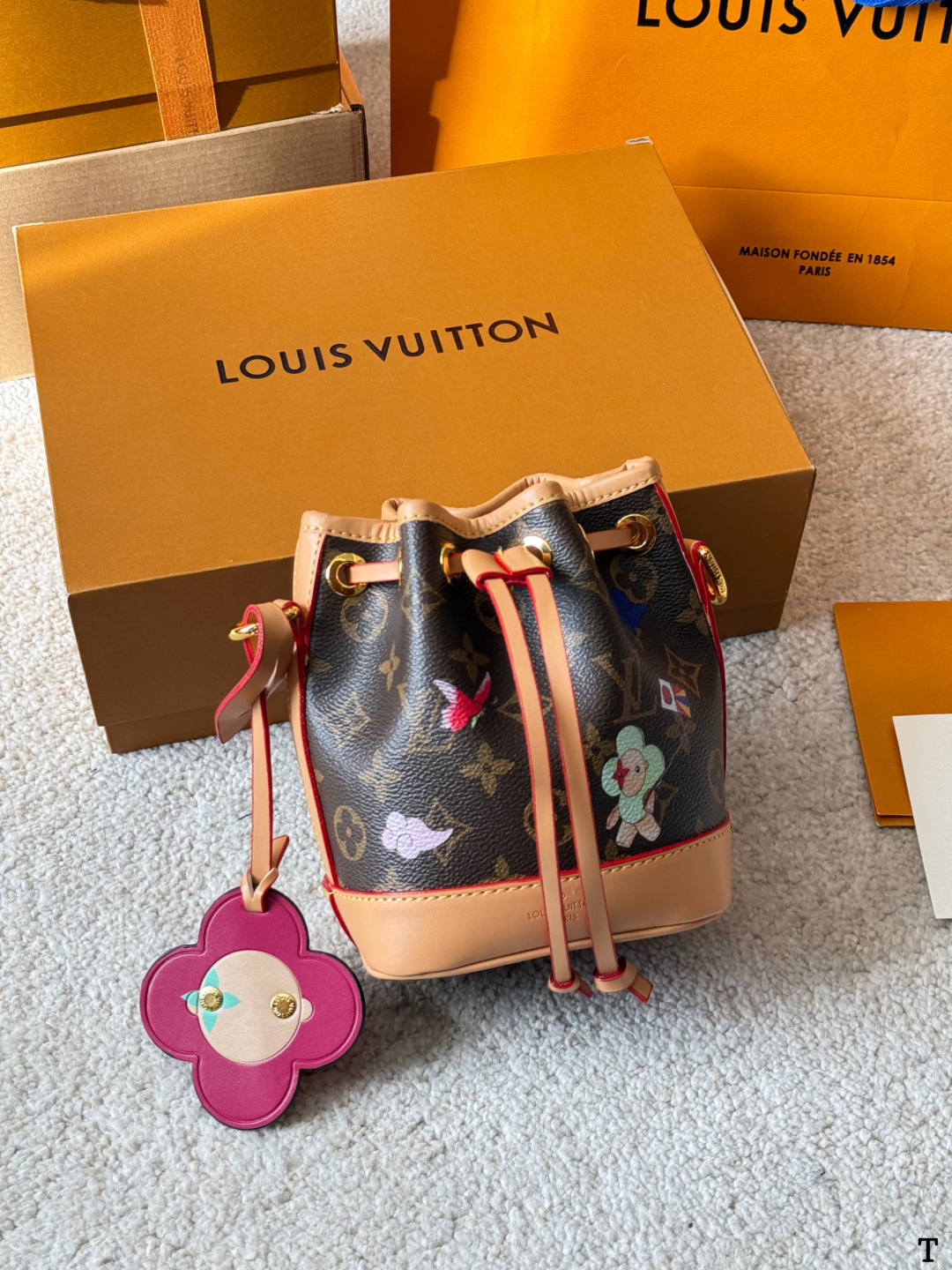 牛皮版本 p120 Lv Mini 小水桶 限定款 折叠礼盒 全方位对花 手柄的设计 比nano容量大比bb更小巧喜 欢不要错过 彩色超细纤维粘合内村，金色金属饰件，束绳闭合尺寸：15 18cm