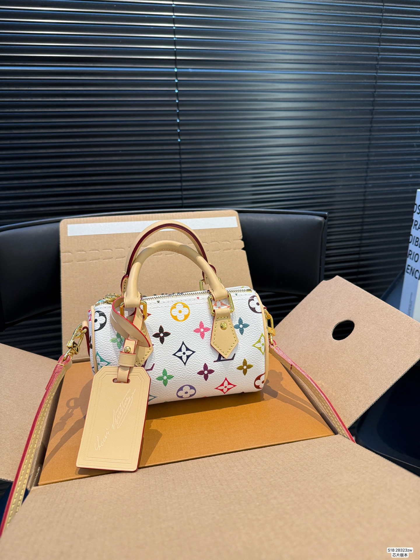 P140 配飞机盒折叠盒 芯片版本 Lv新款枕头包 出货啦 手提单肩斜挎款式 宝宝们抓紧来订哈 版型经典不过时 一直深受洋气美妞们喜欢!尺寸:16 10 货号28323