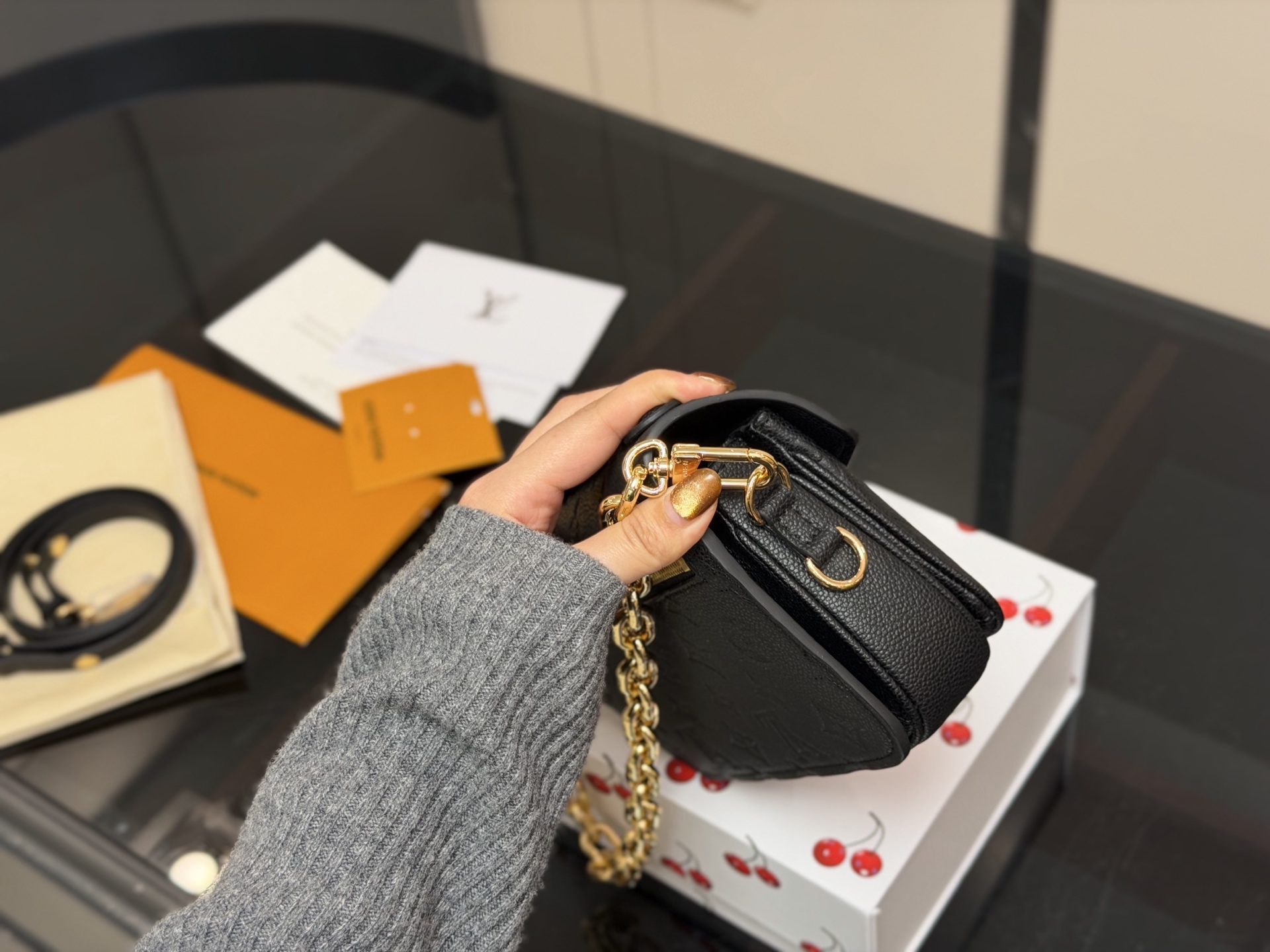 ¥200 配折叠盒 最新尺寸 :21×6×13cm Lv高品质 ‼️性价比超高 ‼️ 一定要好好看细节看五金看材质 新款邮差小号 East west 〰️ 配置链条和皮肩带⚠️