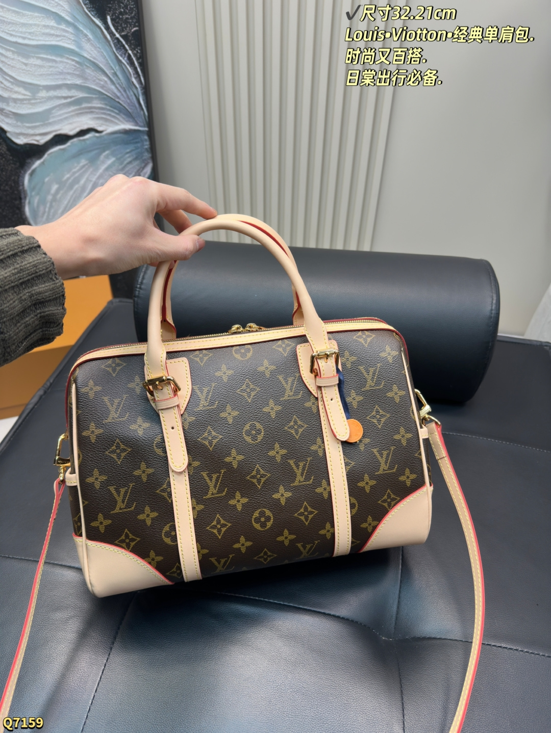 💰205配折叠盒 尺寸32.21cm Louis&bull;Viotton&bull;经典单肩包. 时尚又百搭.日棠出行必备. 最热门旅行袋！每个明星网红人手一个的节奏！特点是容量巨大！材质也是今年大热的流行元素 简洁的设计可以搭配任何颜色的服装造型！关键实用性极好！无敌性价比超高！