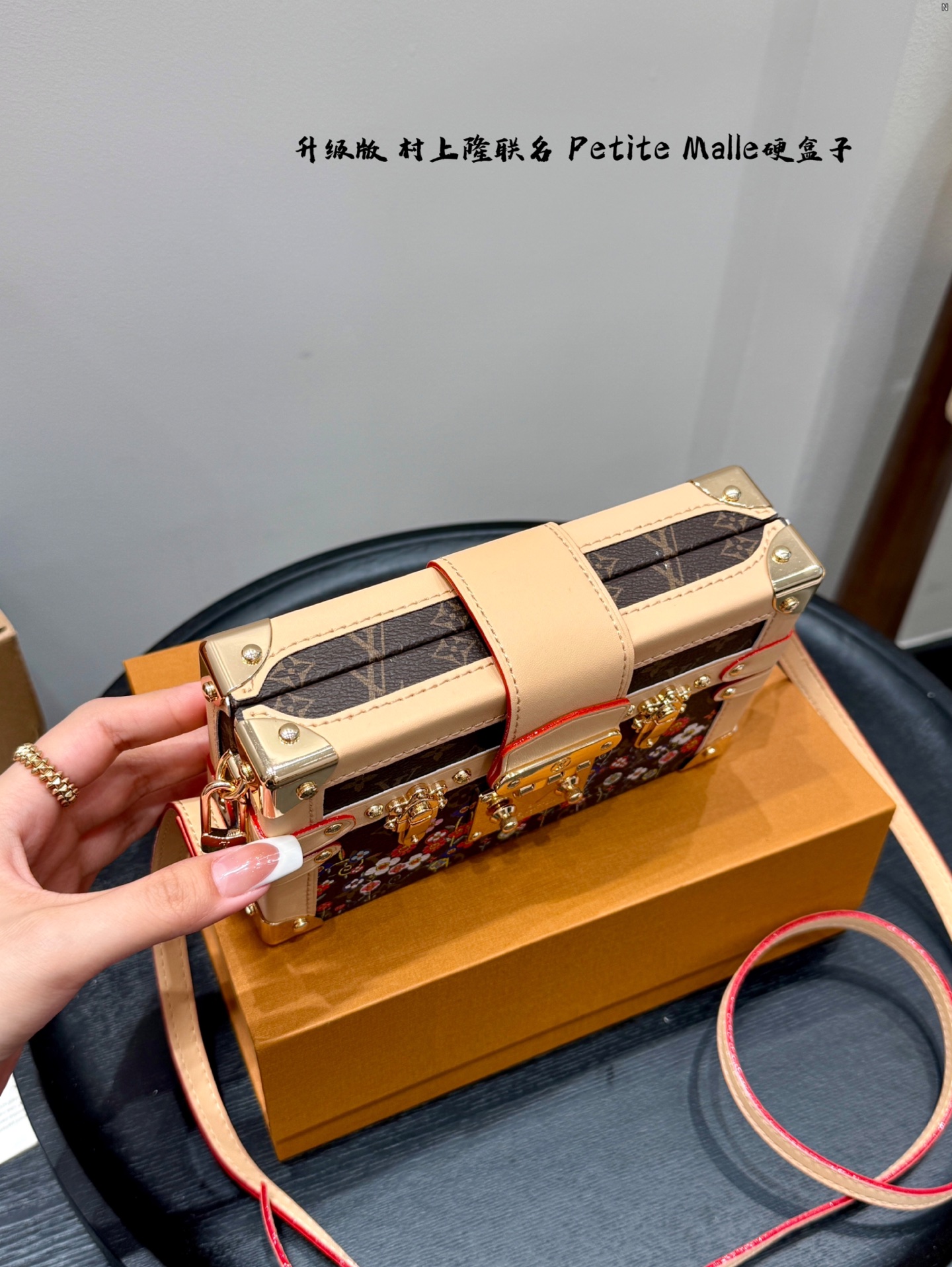 P185 礼盒包装 升级版! size:19*12cm Lv 村上隆联名太阳花小盒子Petite Malle LV Petite Malle硬箱子 ✅顶级原单 超高品质 这个小盒子的颜值太高啦! 太cute了! 花纹和大小都是我喜欢的, 很有型滴!