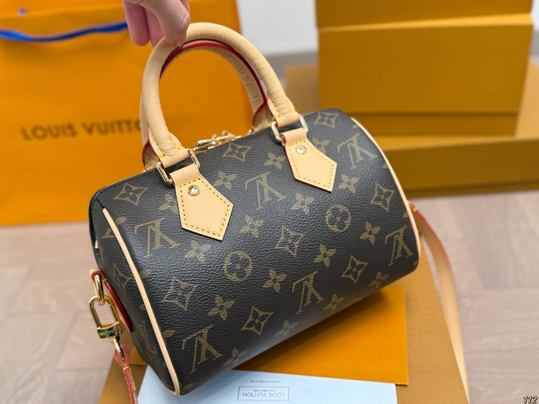 原版复刻&yen;215飞机盒 升级版全钢五金 专柜同步163变码芯片 L家 speedy20 超喜欢这个size！ 平时无论什么衣服 不用犹豫！ 随便搭！搜索🔍 Lv speed20 尺寸：20 14