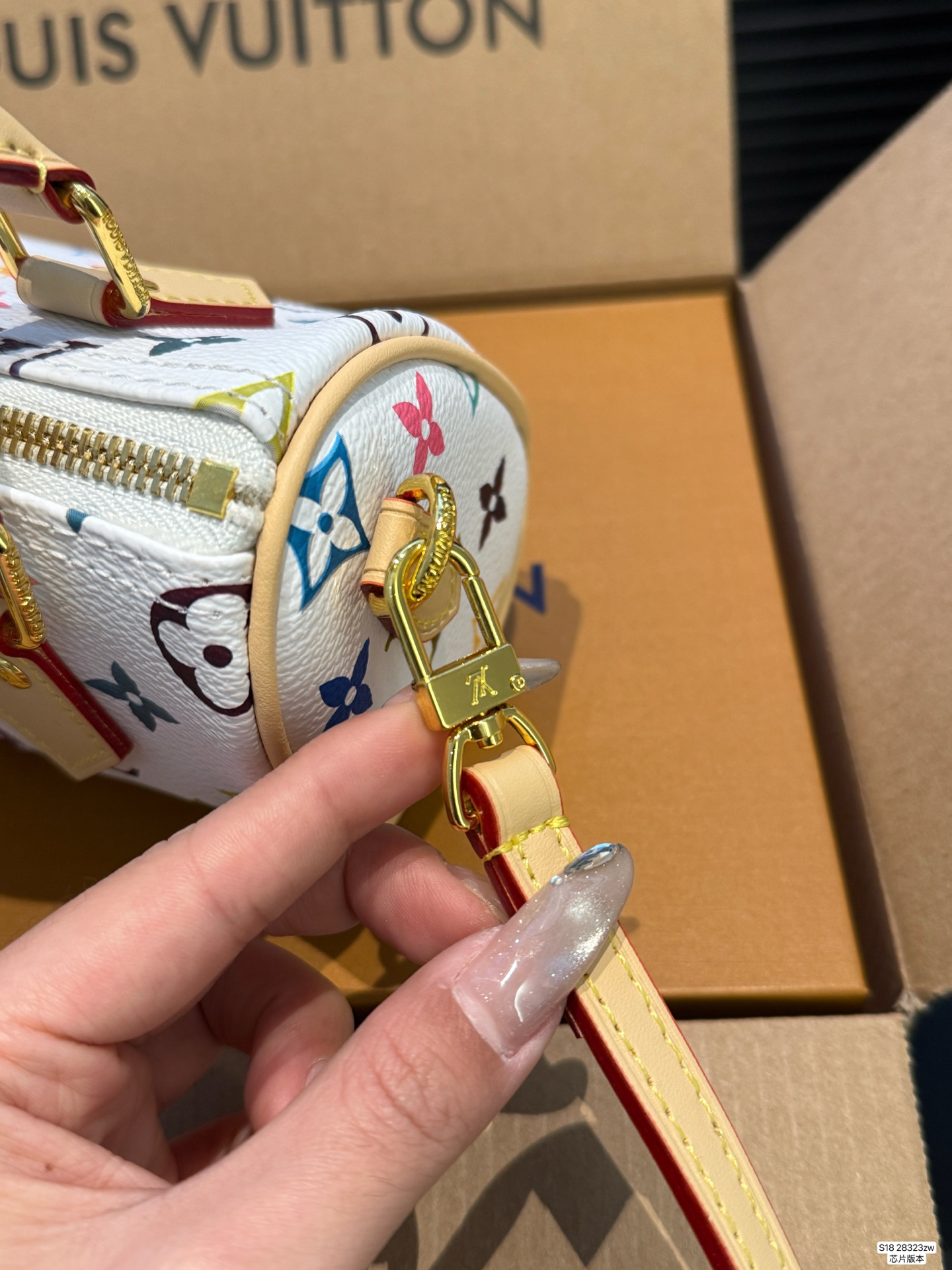 P140 配飞机盒折叠盒 芯片版本 Lv新款枕头包 出货啦 手提单肩斜挎款式 宝宝们抓紧来订哈 版型经典不过时 一直深受洋气美妞们喜欢!尺寸:16 10 货号28323