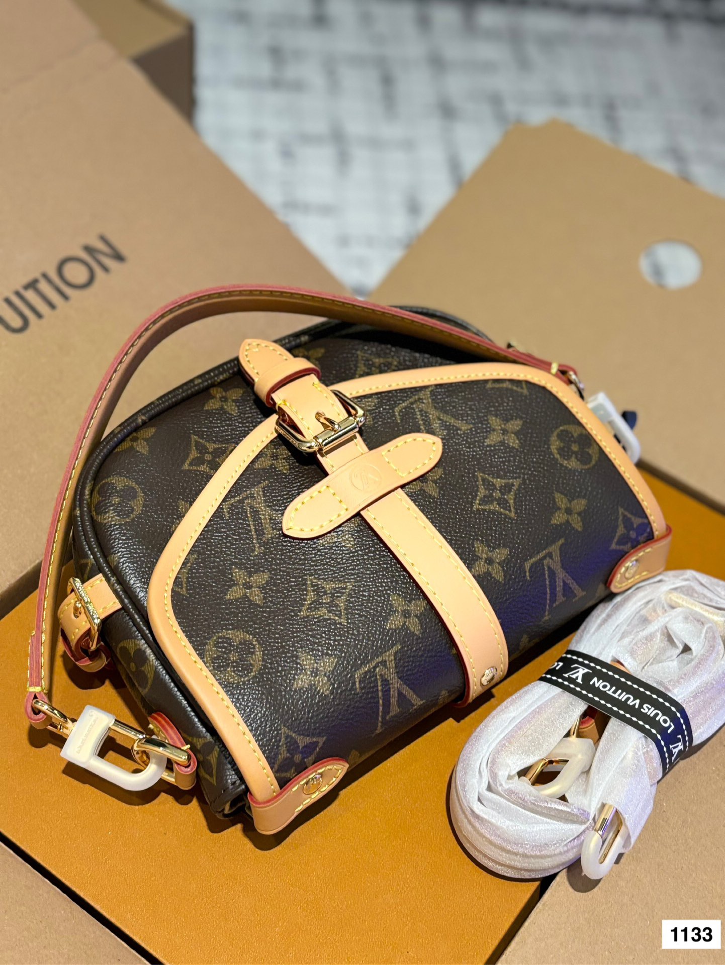 P195 配全套 size：20*16cm L家 新款小号马鞍包 双子星 samur 邮差包 小巧可爱实用百搭 搭配两条肩带哦！