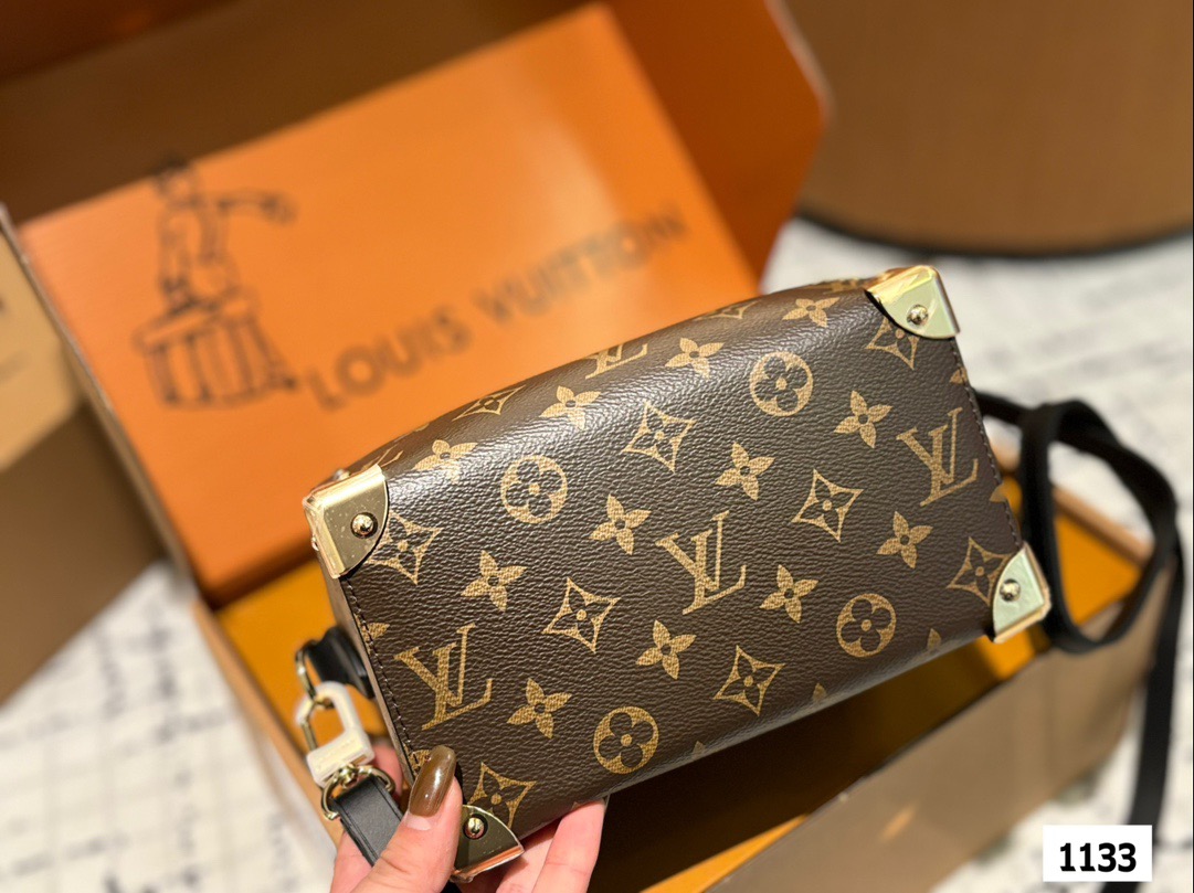 P200 全套包装 LV早春Cruise25 包包 走秀款铆钉款手提枕头包 LV这场在巴塞罗那举行的2025早春新款真的好美啊!!这一季的包包也好有收藏价值啊!尺寸20厘米#