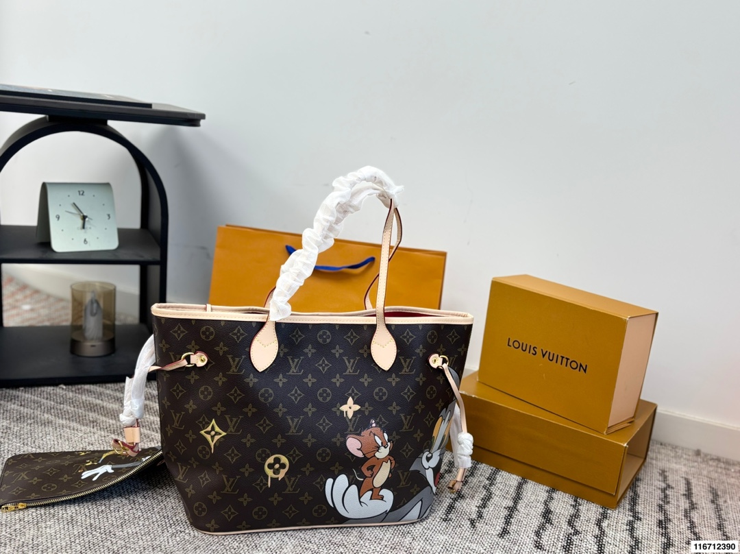 P150(无盒) size:33×29 LV路易威登联名neverfull购物袋🛍️ 包身彩绘超级酷 实在是太爱了 经典包款,简约却不失时尚~ 一包多用,内里容量足💯 时尚大气,万年街拍神器‼️