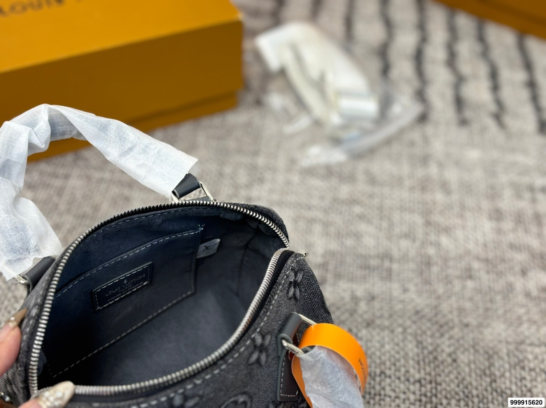 p180 配礼盒 LV丹宁牛仔系列枕头包 经典系列 时尚百搭 颜值高 日常出街首选 尺寸19&times;15