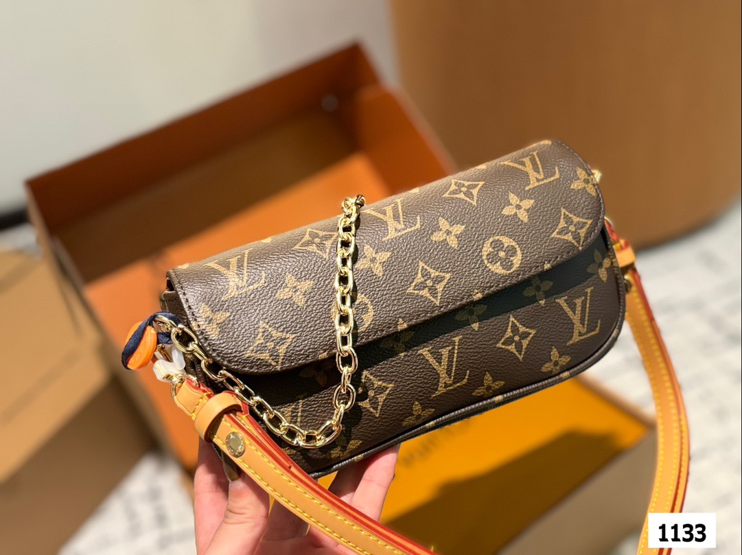 P145 配盒 size:22*12cm L家 新晋爆款ivy woc 这个版本很难得哦!抓紧抓紧! 出道即巅峰 双链条设计的麻将包 可斜挎可单肩可手提 内置卡槽 可爱好用!