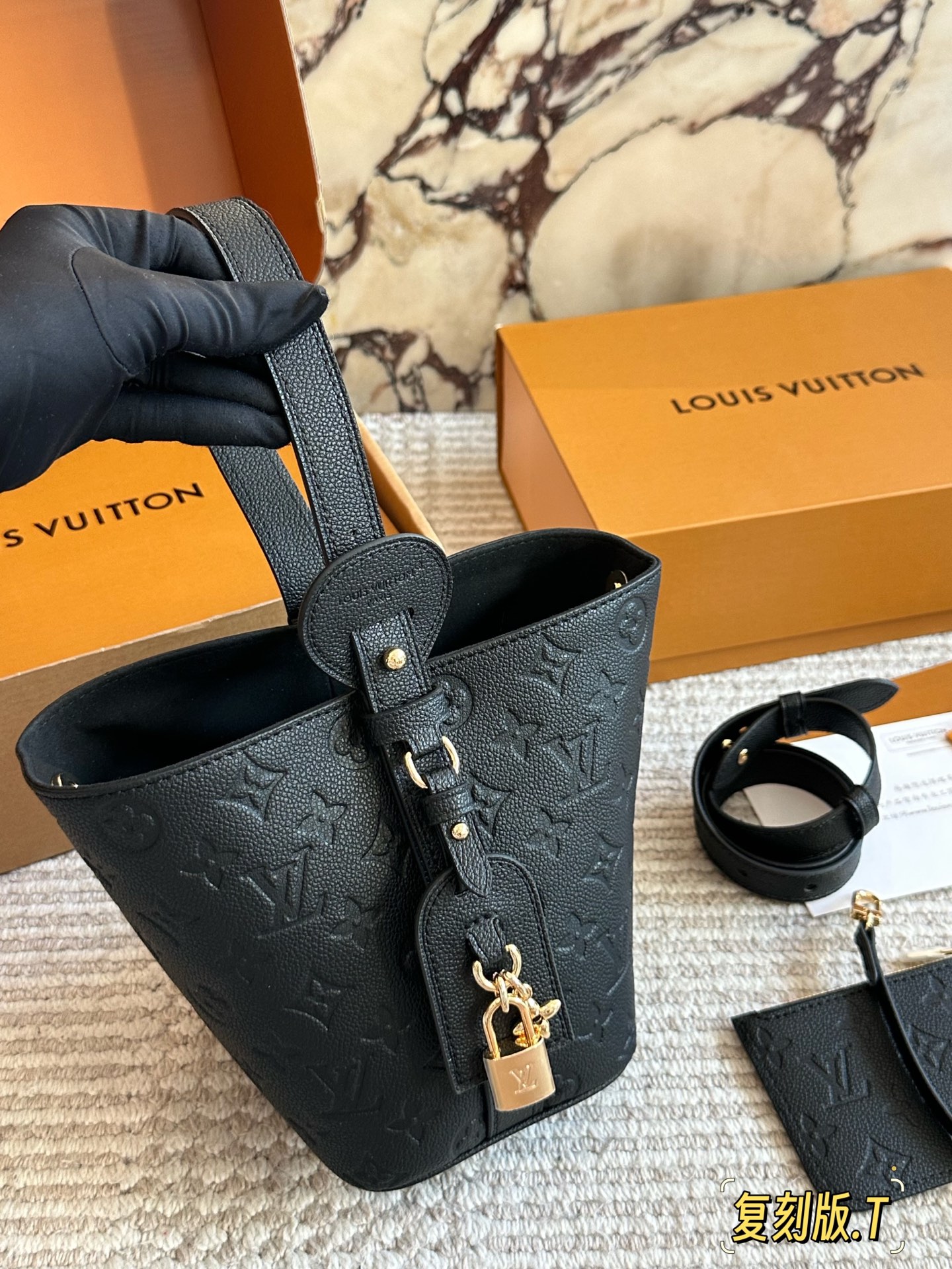 💰210 配盒 size:18*16cm ALL IN BB重磅来袭新色| 这谁看了不迷糊呀! 没想到越看越喜欢 有两幅面孔 L家 AII IN BB25ss 水桶包