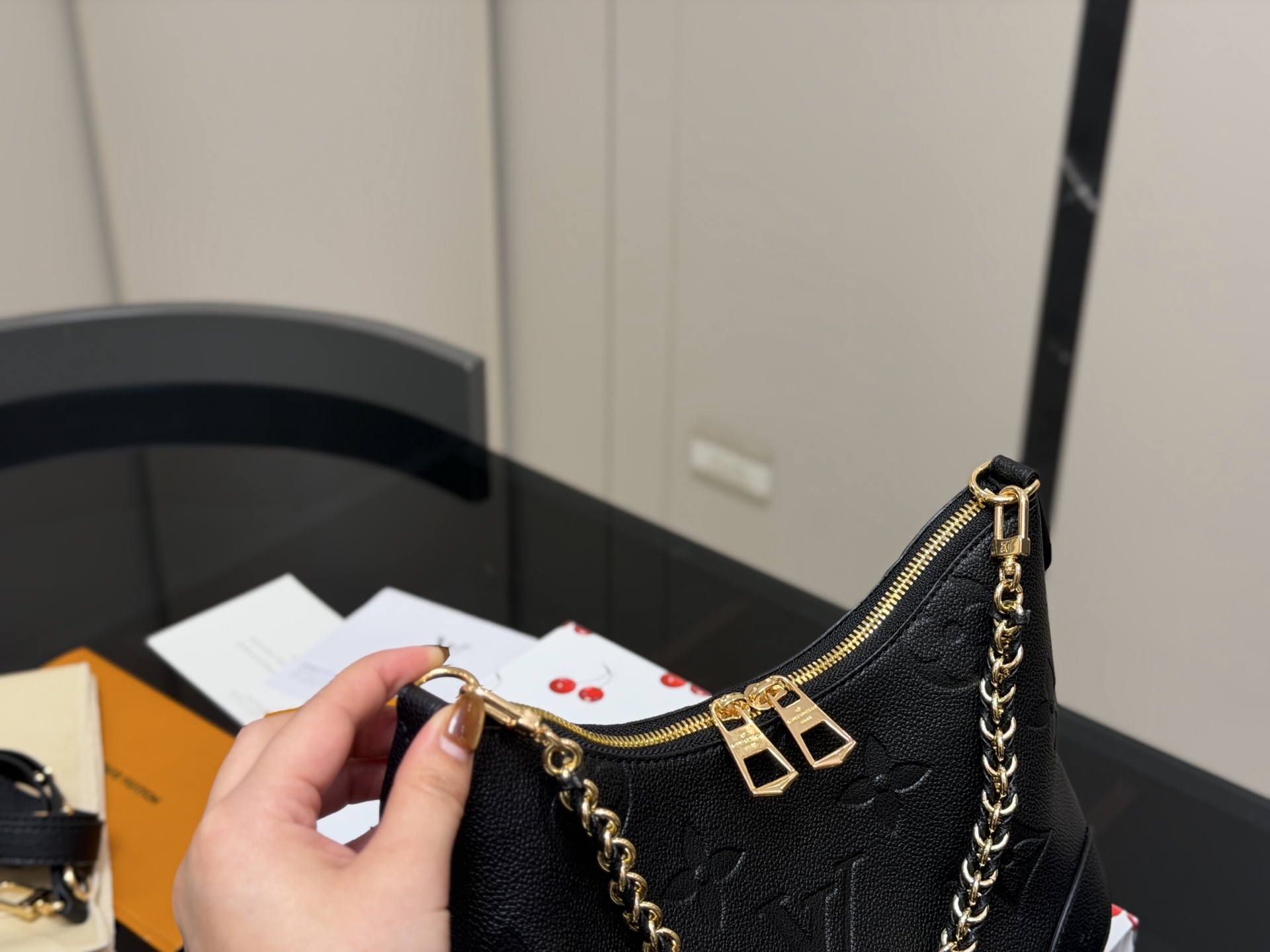 &yen;170 配折叠盒 size：29*16cm Lv 最新款牛角包 原版五金！ 定制版直接采用小牛皮 Vintage 经典单肩包 配置肩带➕链条 单肩斜挎都无敌好看百搭！