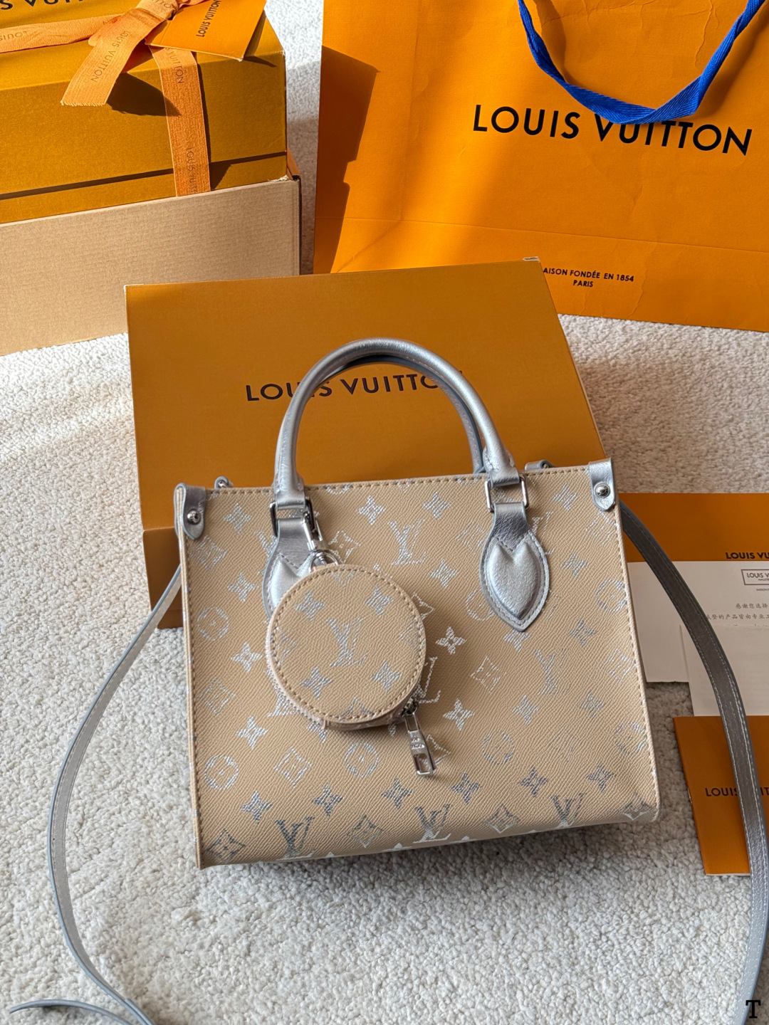 牛皮版本 p150 LV Onthego 丛林包 折叠礼盒 原单品质 Lv A/B面喷绘 onthego妈咪袋 性价比之王这是一款超赞的包型，灵感来自于恶搞Lv的街头品牌，曾经的曾经，Louis Vll litton永远不会走下神坛，1:1品质 非常值得入的一季，超大购物袋，不容易变形 而且大Logo的设计超级好看。除了手拎以外，还非常贴心的加了中长的肩挎的肩带，可以说是非常赞了，对花品质 秒杀市场一切低端货 上身真的很有气质！尺寸25cm