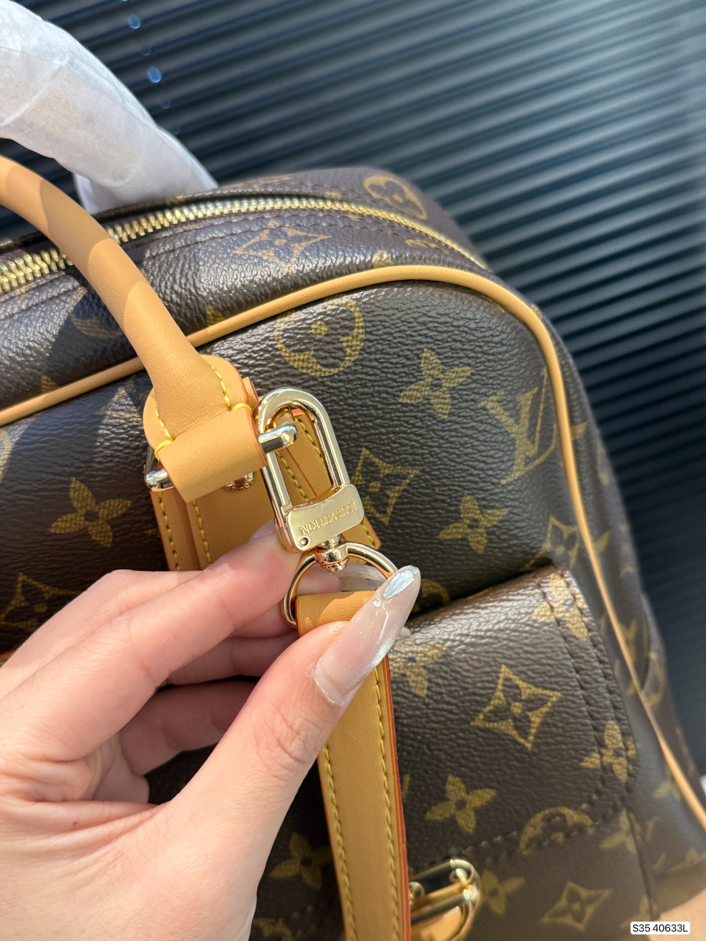 P225 配盒子 LV曼哈顿手提包：藏着时光质感的炸街伙伴 LV曼哈顿手提包，是经典与实用的完美共生。 利落的矩形轮廓勾勒出高级感，标志性Monogram涂层帆布耐造耐看，中古款更沉淀出独特包浆光泽。 尺寸38 35 货号40633