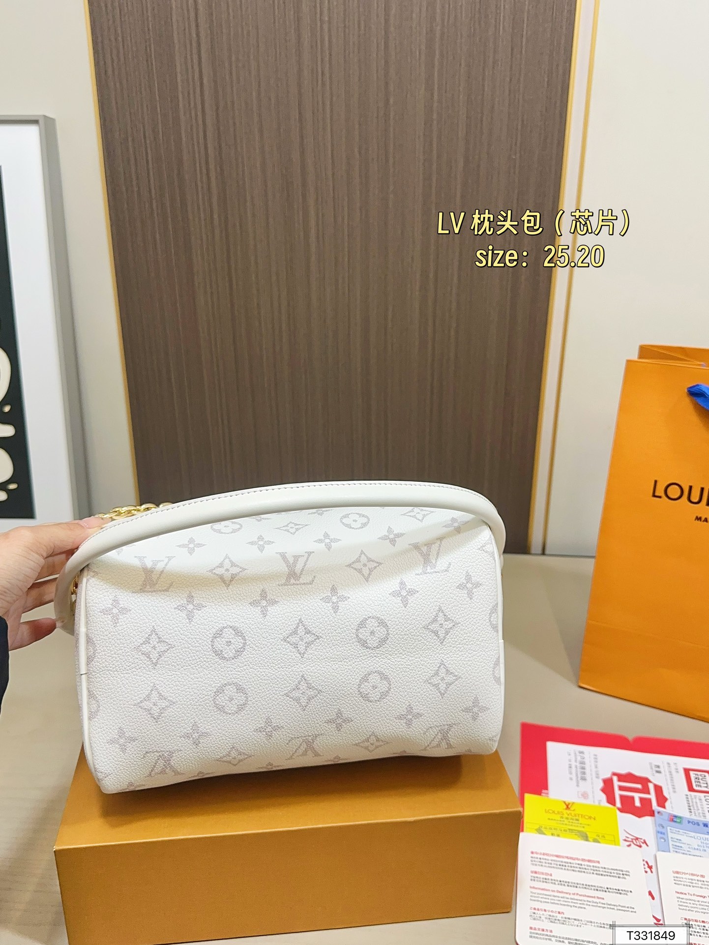 💰165 折叠盒 芯片 LV Speedy Soft 25枕头包 手袋以瞩目风姿成就旅途良伴。充裕构型内设拉链口袋,可妥善保管护照和其他重要物品。名牌诉说工致细节,Toron手柄再添新颖一笔 尺寸25.20