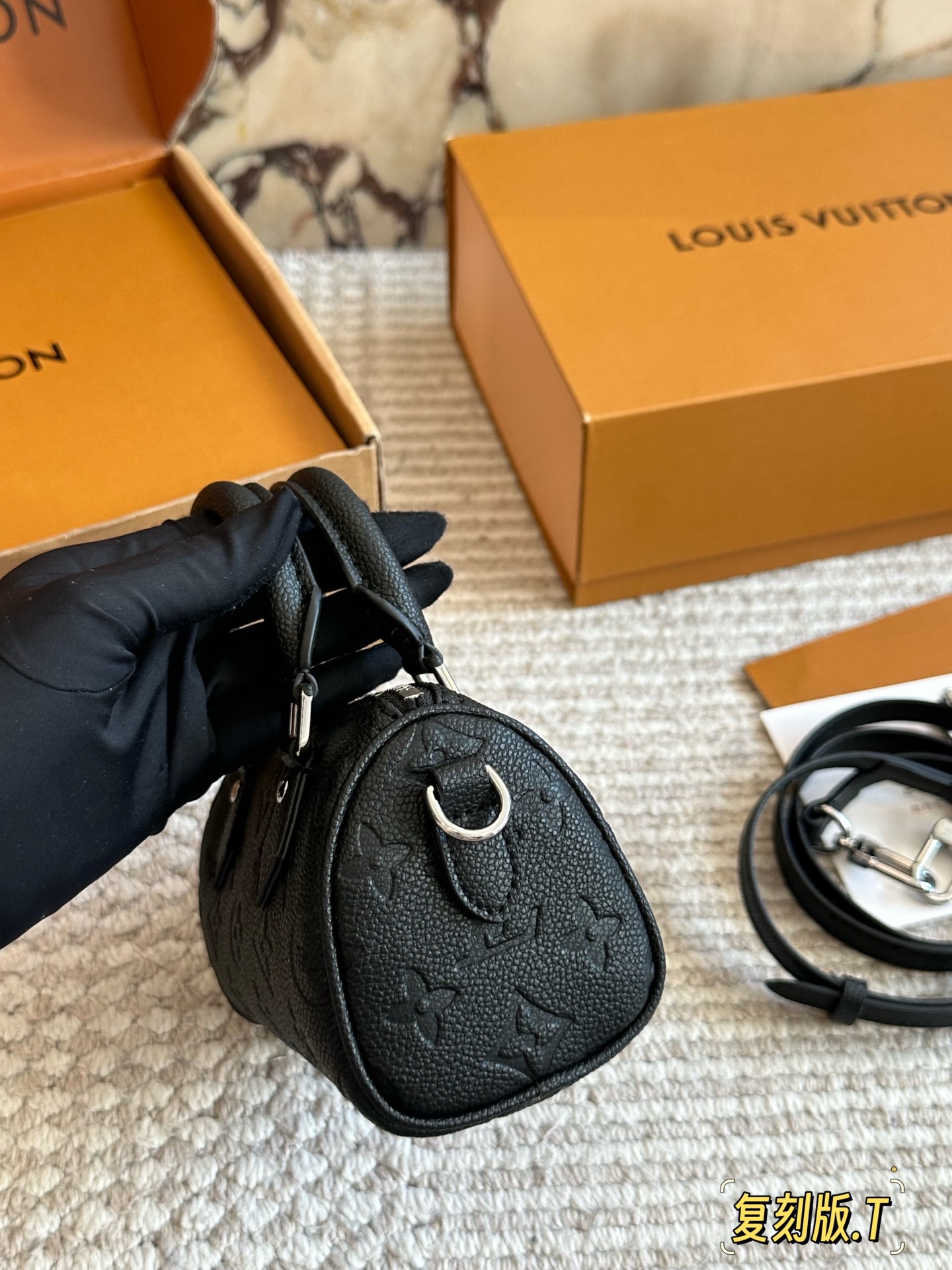 💰170 配盒 size：16*10cm（迷你） L家 Speedy Nano 一起感受nano的快乐~ 拎一个小包包真的爱了爱了~ 搜索🔍：Lv nano