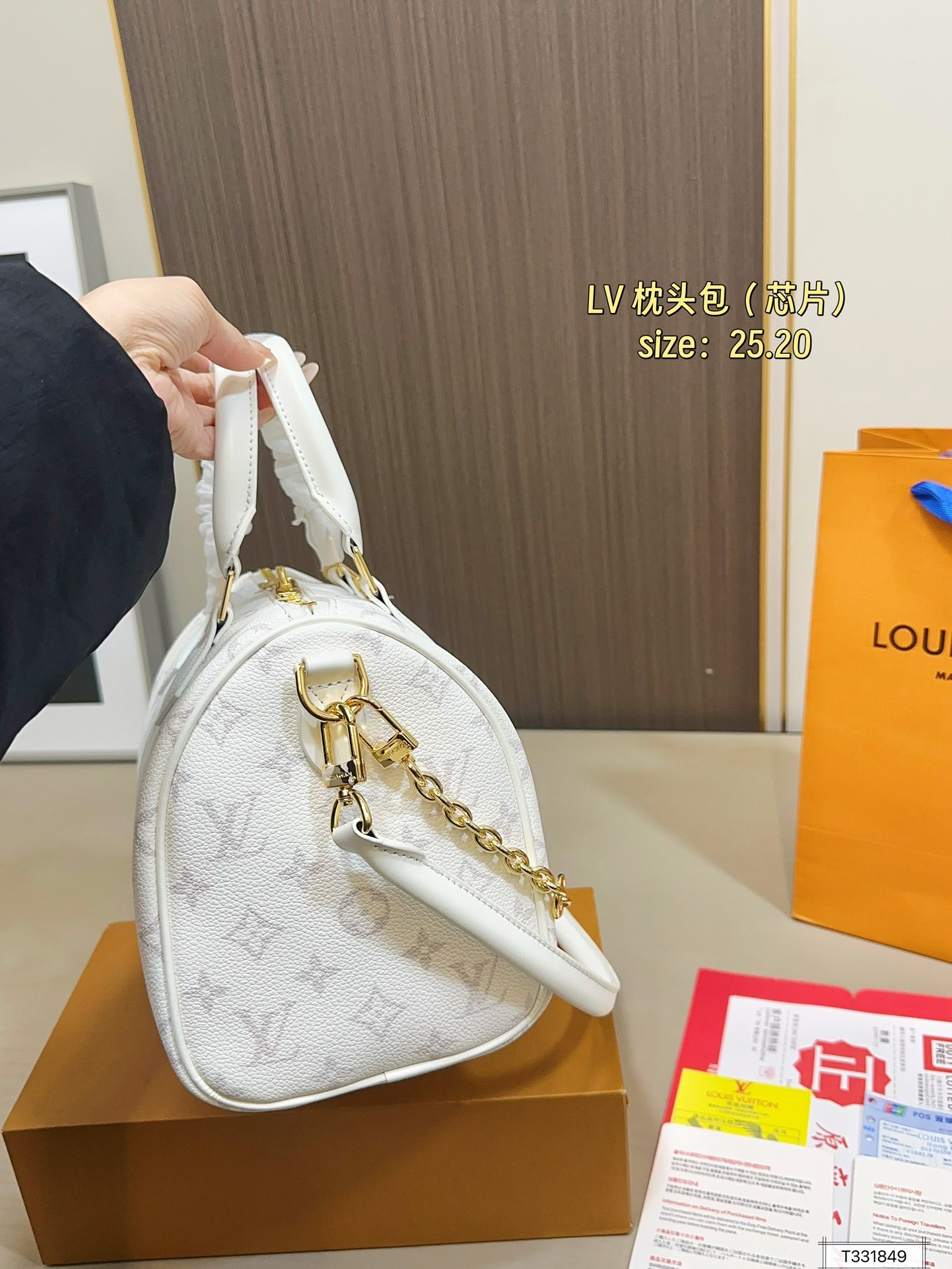 💰165 折叠盒 芯片 LV Speedy Soft 25枕头包 手袋以瞩目风姿成就旅途良伴。充裕构型内设拉链口袋,可妥善保管护照和其他重要物品。名牌诉说工致细节,Toron手柄再添新颖一笔 尺寸25.20