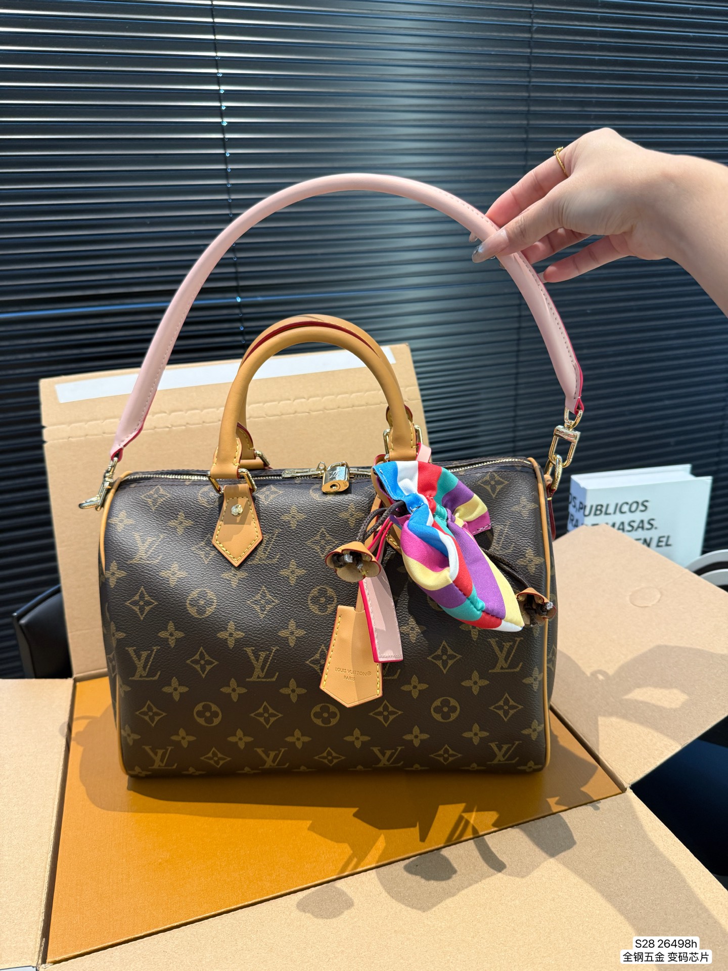 P190 配飞机盒折叠盒 全钢五金 变码芯片 Lv X Nigo Keepall 30.枕头包 手袋是一款理想的都市手袋。 标志性的造型与经典的 Monogram 帆布，加之多种携带方式和奢华的天然牛皮饰边为该包平添一份时尚前卫之感。尺寸：30 21货号26498