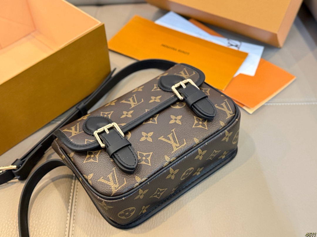 ¥110折叠盒芯片版 Satchel小邮差包 LV新款邮差包 日常休闲搭配的理想选择~ 实用又百搭,大大的空间 非常适合放随身物品~ 面料耐磨耐刮蹭~ 尺寸19 14