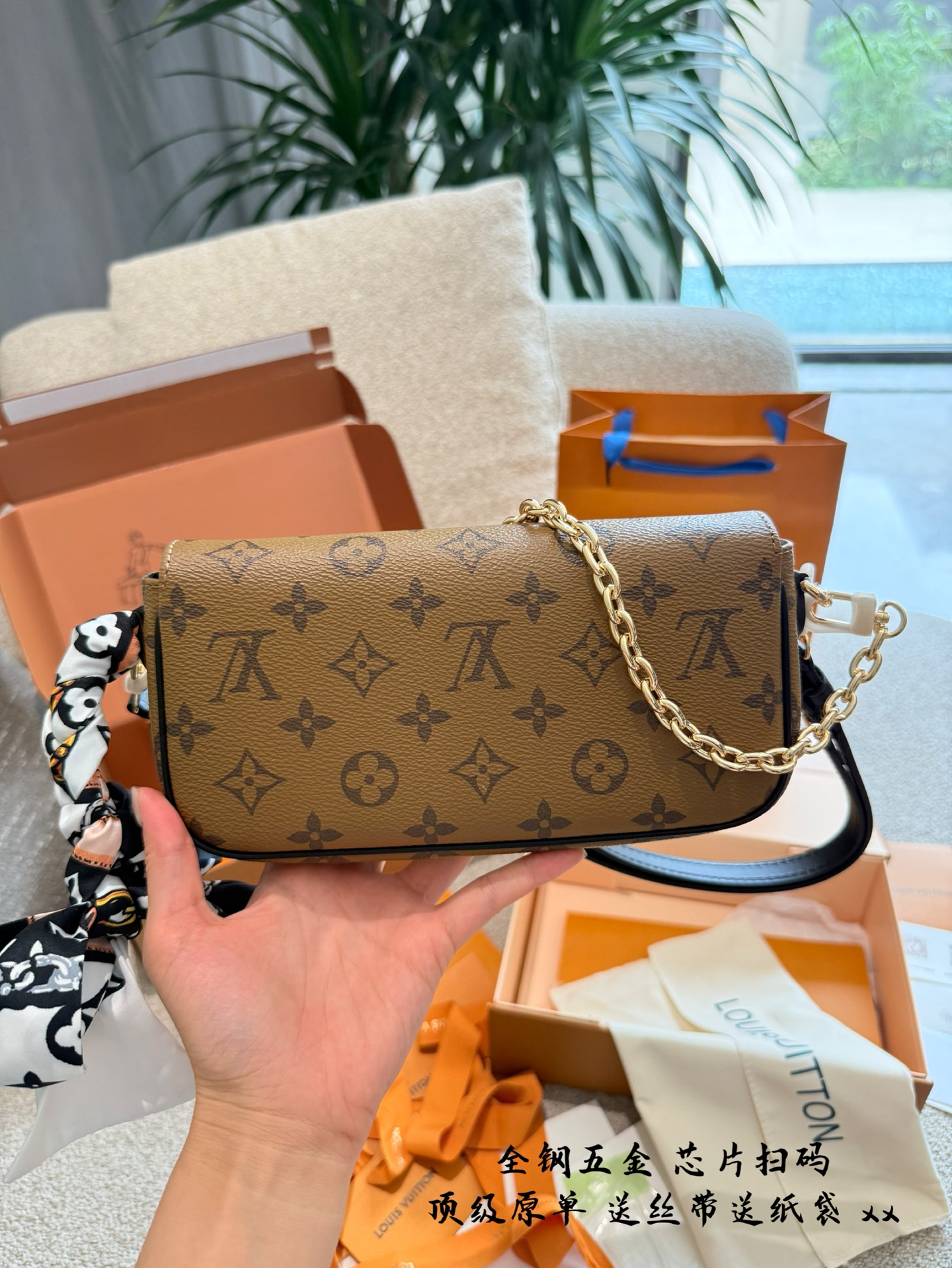 p245 升级版 全钢五金 WALLET ON CHAIN IVY手袋 专柜￥104,200 Lv新款ivy 5月8号.上市啦 全新配色腋下包ivy重出江湖 采用反转色的包盖设计搭配黑色的肩带 升级后的ivy没有了vivien 黄色牛皮 对比老花植糅革配色，更加的耐造和使用哦~❷