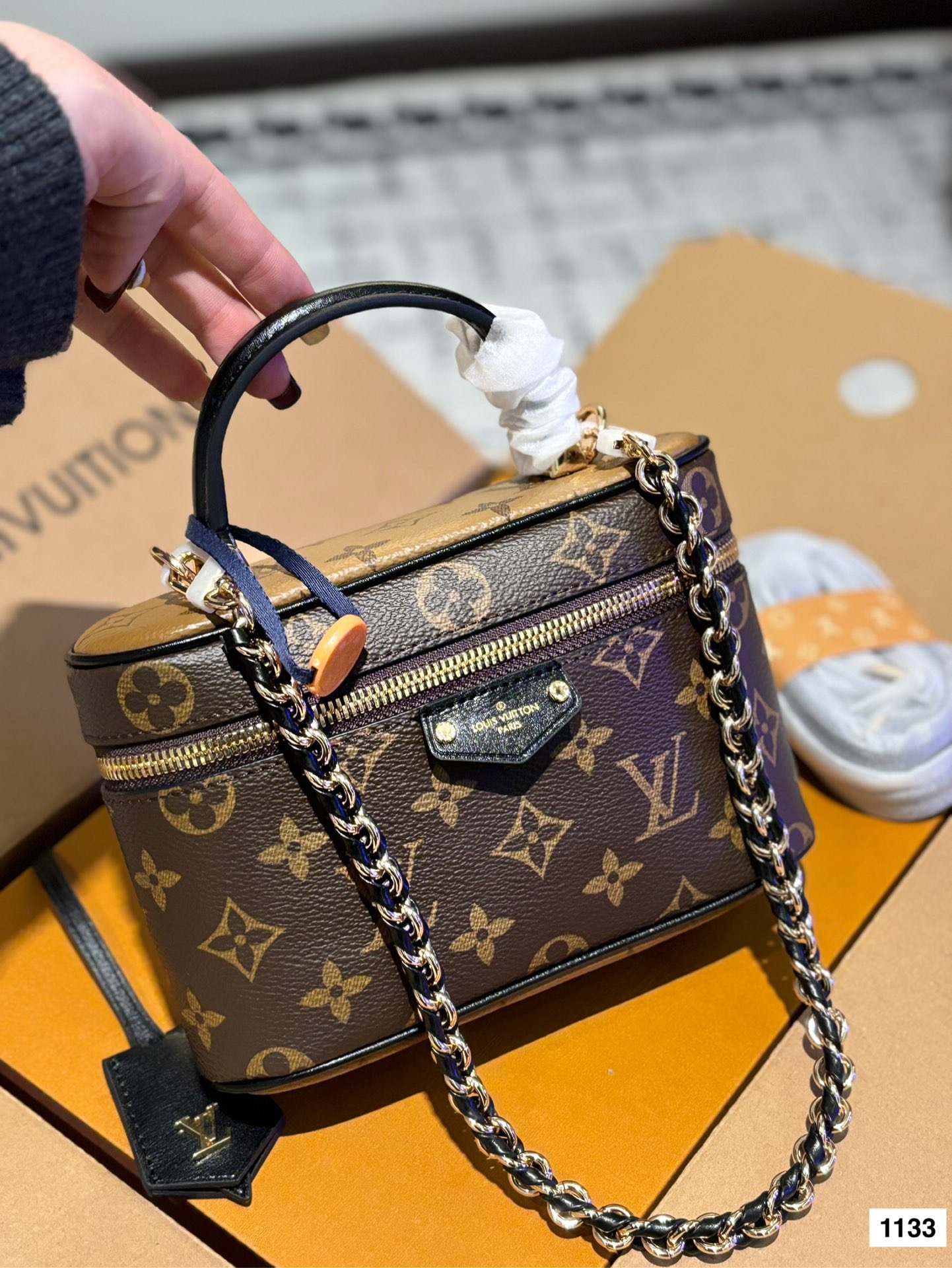 P175 配礼盒🎁复刻版 L家 新品化妆包 真的是太好看了！很小巧精致，放遥遥领先宽度刚刚好，再大一点的手机应该也可以，太适合春夏了！老花搭什么衣服都好看！好看好看好看！喜欢的姐妹真的不用迟疑 尺寸19*12c