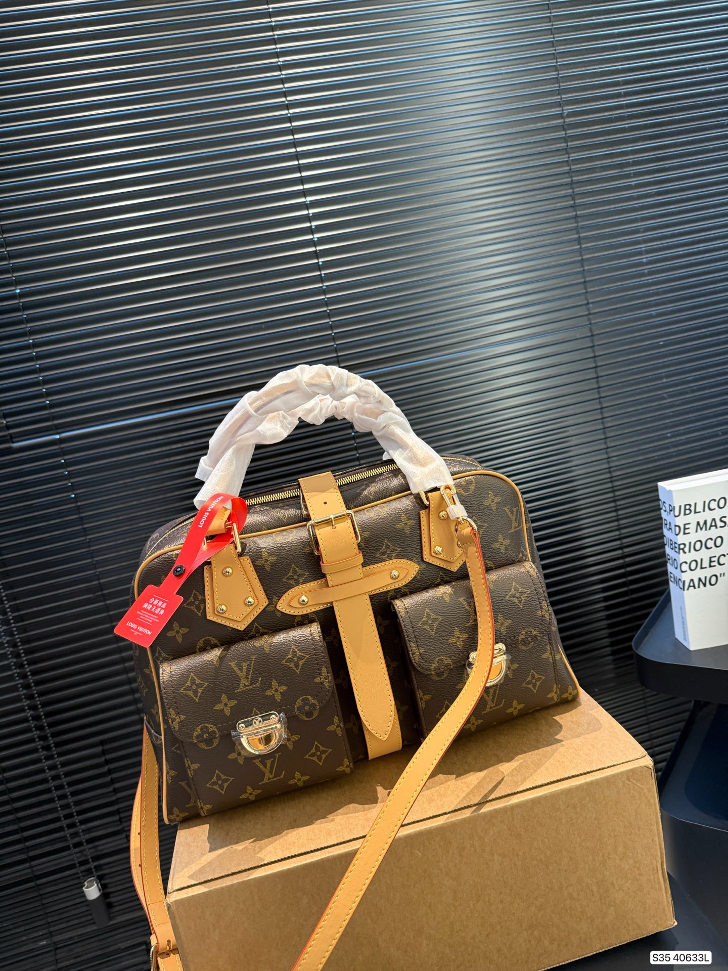 P225 配盒子 LV曼哈顿手提包：藏着时光质感的炸街伙伴 LV曼哈顿手提包，是经典与实用的完美共生。 利落的矩形轮廓勾勒出高级感，标志性Monogram涂层帆布耐造耐看，中古款更沉淀出独特包浆光泽。 尺寸38 35 货号40633