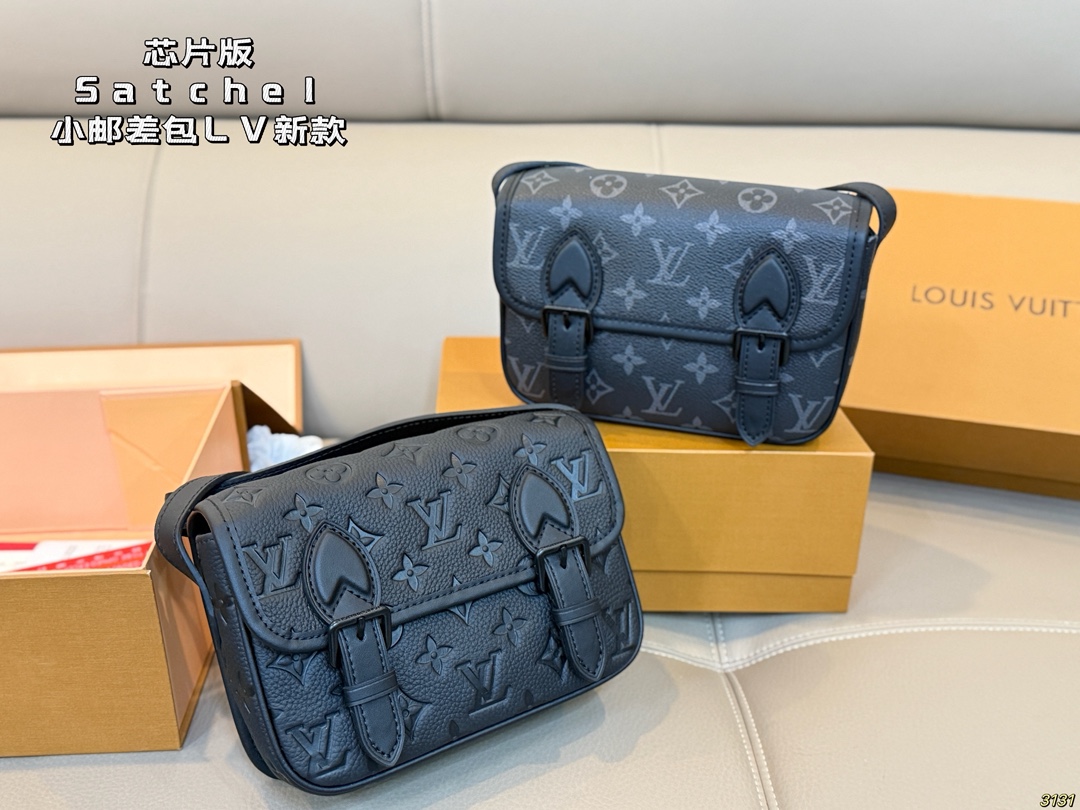 印花&yen;200压花&yen;220芯片版 Satchel小邮差包 LV新款邮差包 日常休闲搭配的理想选择～ 实用又百搭，大大的空间 非常适合放随身物品~ 面料耐磨耐刮蹭~ 尺寸19 14