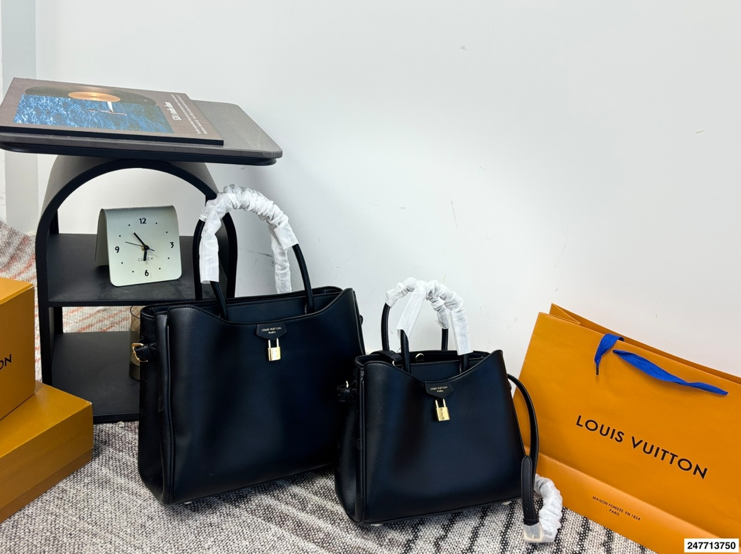 P190 新款LV托特包,这个包也巨美呀!我真的太喜欢这种风格了~ 超可爱一眼心动 包包容量很大 满足日常,都可以同时容纳的 ,万能百搭 不同风格都可以hold住 风衣搭配巨好看! 【尺寸】大35.25 小30.20