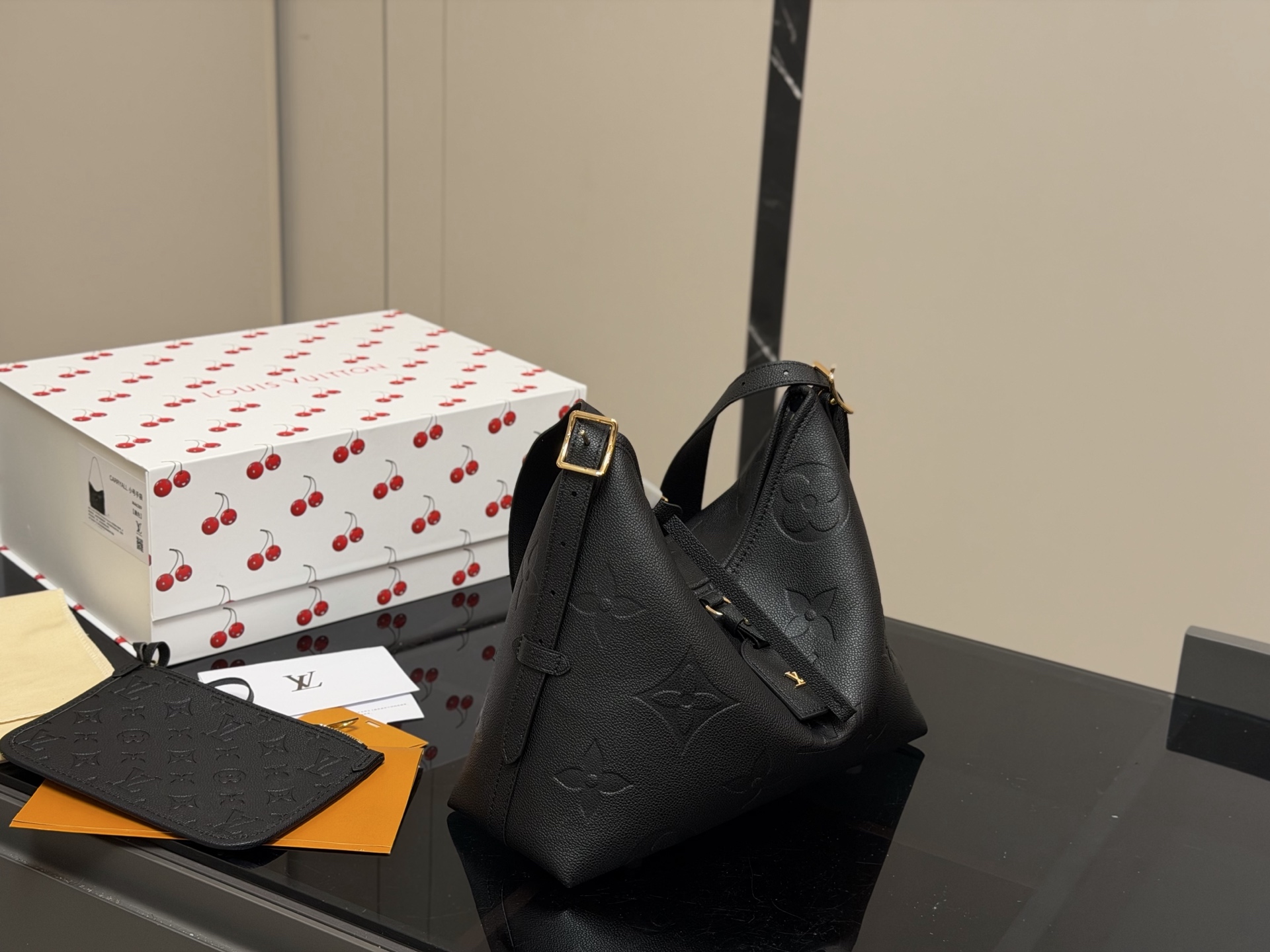 &yen;190 size：26.32cm Lv CarryAll 年度包王 带有蝴蝶结的腋下包喜欢吗， 内附一只收纳零钱包， 性价比颜值超在线了&hellip;！ 单肩斜挎完全没问题 怎么背都很好看！ 搜索🔍Lv 网红腋下包 配折叠盒