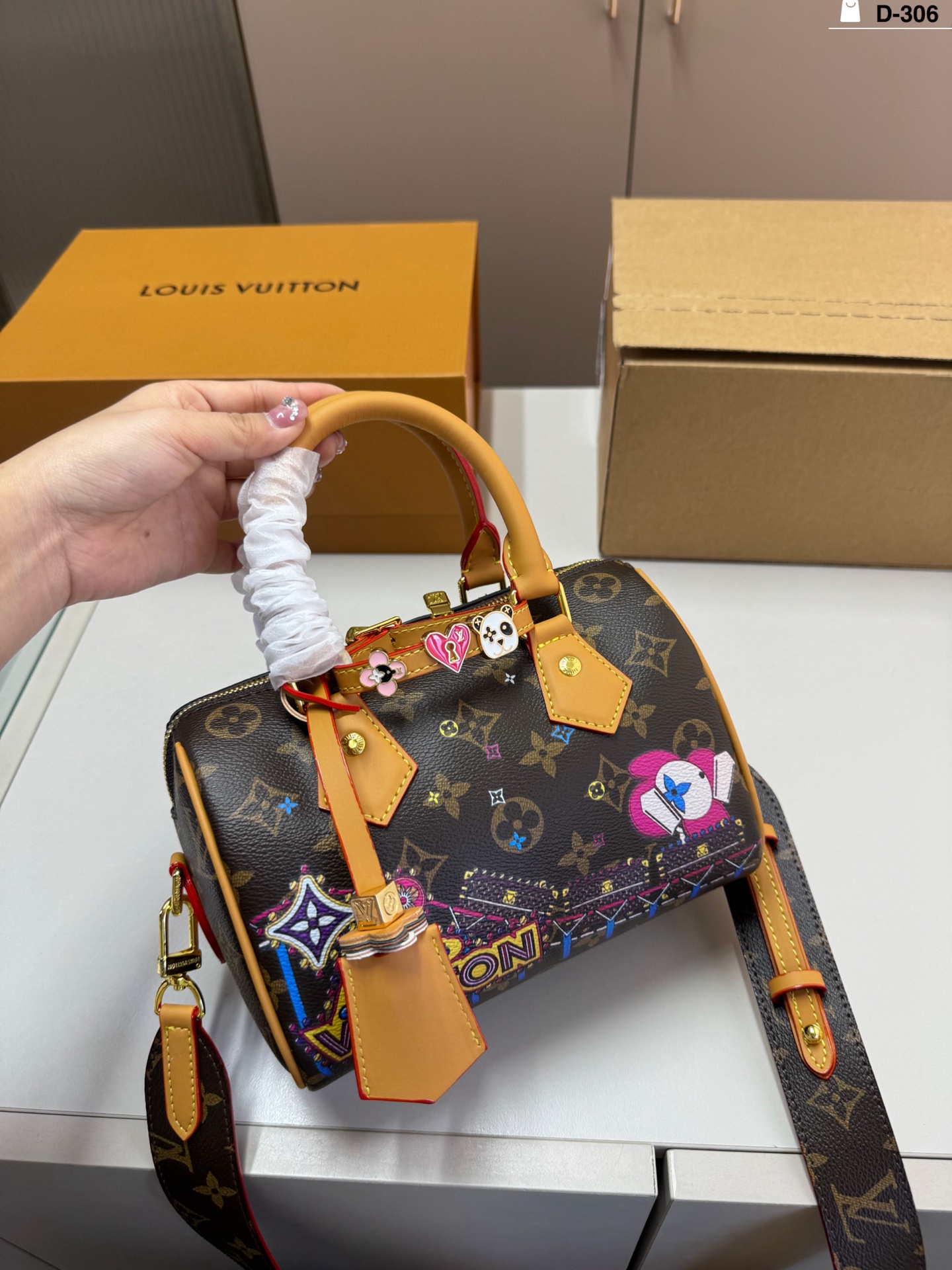💰p160 D-306尺寸28×14折叠盒飞机盒 LV NanoSpeedy 圣诞限定Nano Speedy, Vivienne卡通形象超可爱! 日常出街或节日氛围感满分尺寸小巧 是LV圣诞限定系列热门款,收藏or送礼都超合适