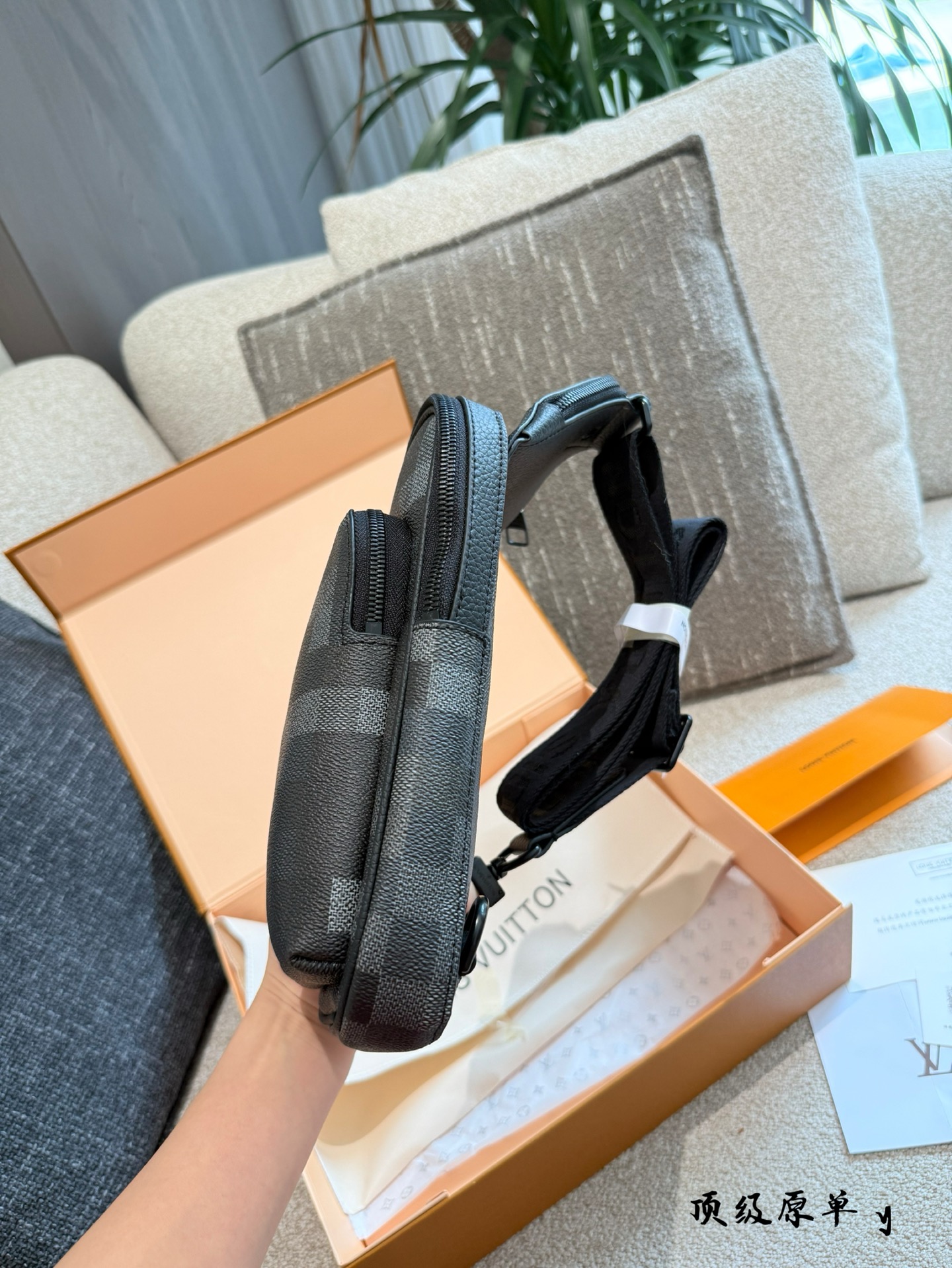 p190 全新登场 | LV DAMOFLAGE BLACK 男士系列 以城市迷彩为灵感 LV DAMOFLAGE BLACK 全新升级，硬朗风格与实用功能完美融合。 经典与现代并行，专为都市男性打造的出行与日常风格利器 无论是短途通勤还是长途旅行，兼具设计与耐用性。 轻便随身、极致收纳，满足你对风格与功能的双重要求。