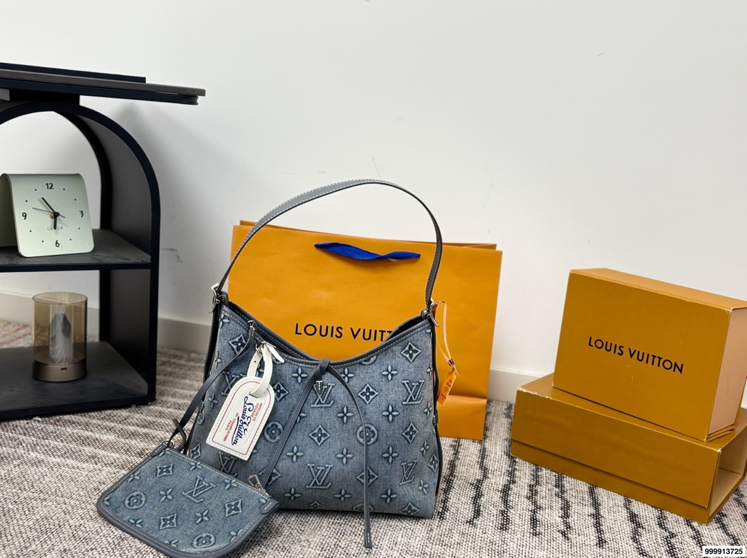 p195 配礼盒 牛仔Carryall Lv新款，可斜挎、单肩。容量保证，敞口磁铁吸内扣取放平板小电脑非常方便，设计比neverfull小巧、肩带够宽不那么勒;比graceful俏皮，上身完全;是驴家通勤包款颜值担当@ 尺寸30 25