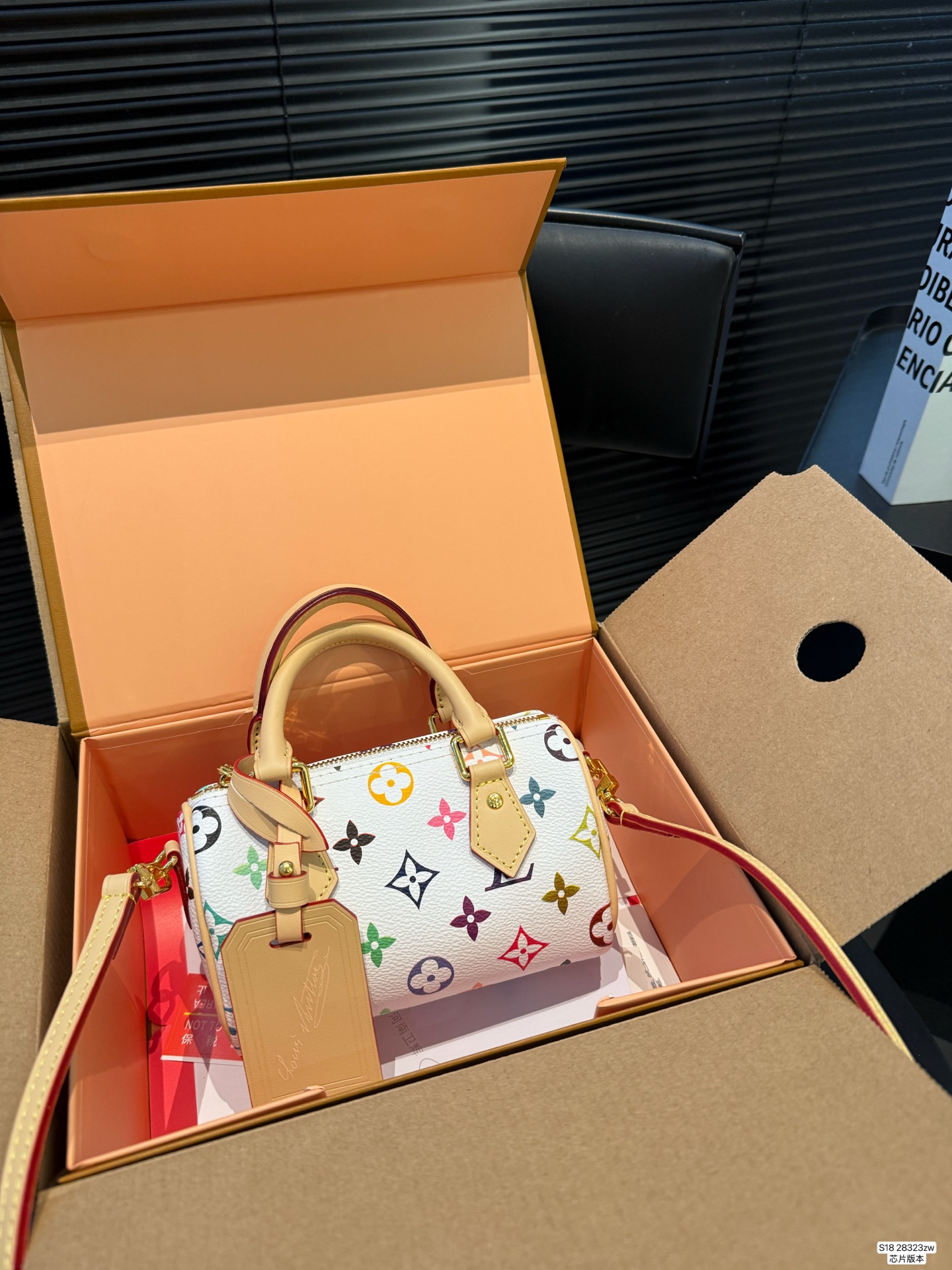 P140 配飞机盒折叠盒 芯片版本 Lv新款枕头包 出货啦 手提单肩斜挎款式 宝宝们抓紧来订哈 版型经典不过时 一直深受洋气美妞们喜欢!尺寸:16 10 货号28323