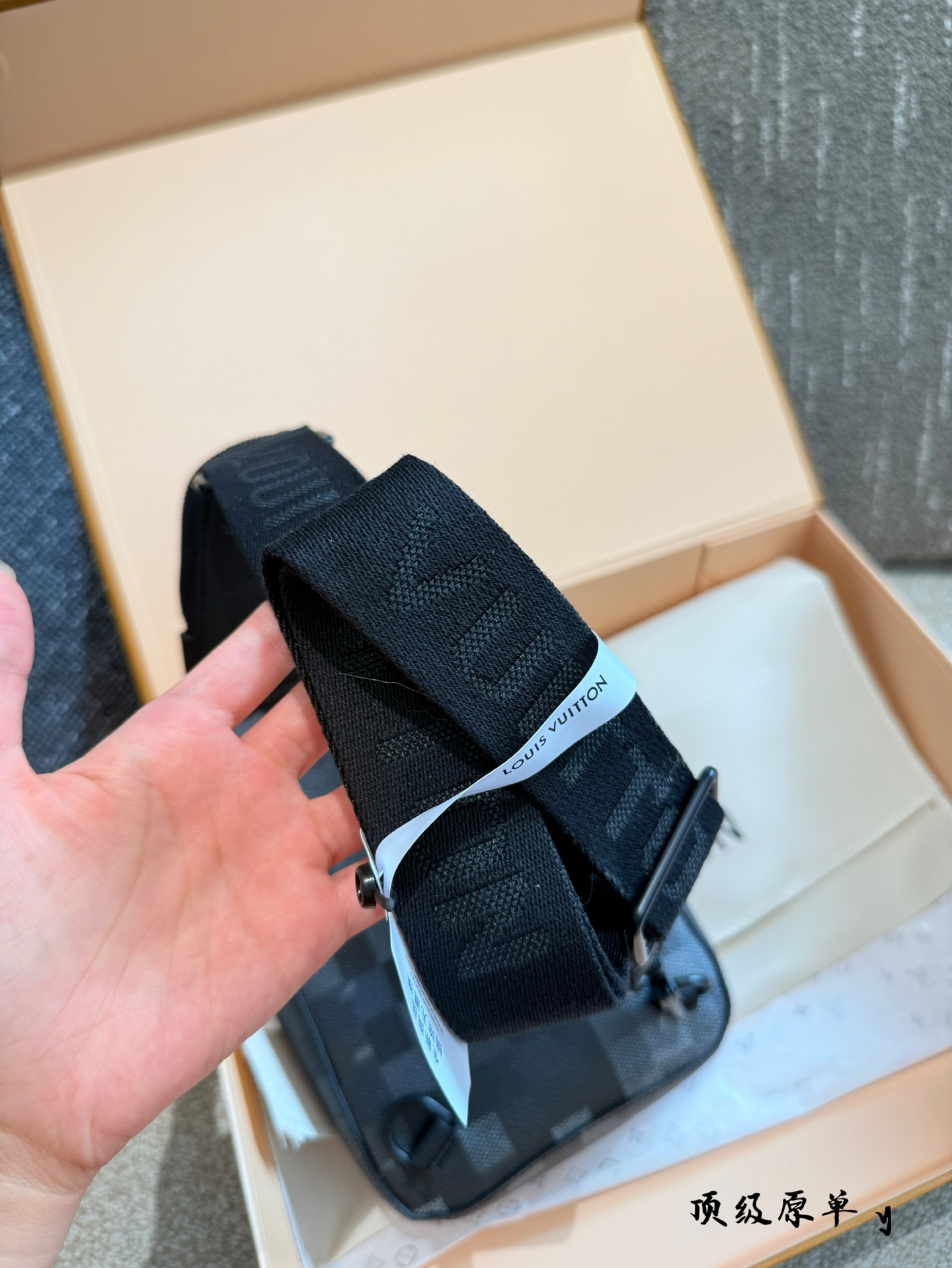 p190 全新登场 | LV DAMOFLAGE BLACK 男士系列 以城市迷彩为灵感 LV DAMOFLAGE BLACK 全新升级，硬朗风格与实用功能完美融合。 经典与现代并行，专为都市男性打造的出行与日常风格利器 无论是短途通勤还是长途旅行，兼具设计与耐用性。 轻便随身、极致收纳，满足你对风格与功能的双重要求。