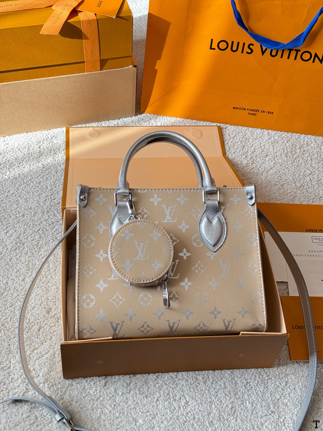 牛皮版本 p150 LV Onthego 丛林包 折叠礼盒 原单品质 Lv A/B面喷绘 onthego妈咪袋 性价比之王这是一款超赞的包型，灵感来自于恶搞Lv的街头品牌，曾经的曾经，Louis Vll litton永远不会走下神坛，1:1品质 非常值得入的一季，超大购物袋，不容易变形 而且大Logo的设计超级好看。除了手拎以外，还非常贴心的加了中长的肩挎的肩带，可以说是非常赞了，对花品质 秒杀市场一切低端货 上身真的很有气质！尺寸25cm