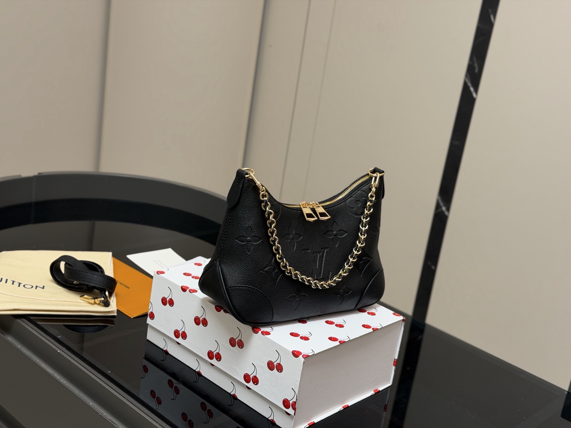 &yen;170 配折叠盒 size：29*16cm Lv 最新款牛角包 原版五金！ 定制版直接采用小牛皮 Vintage 经典单肩包 配置肩带➕链条 单肩斜挎都无敌好看百搭！