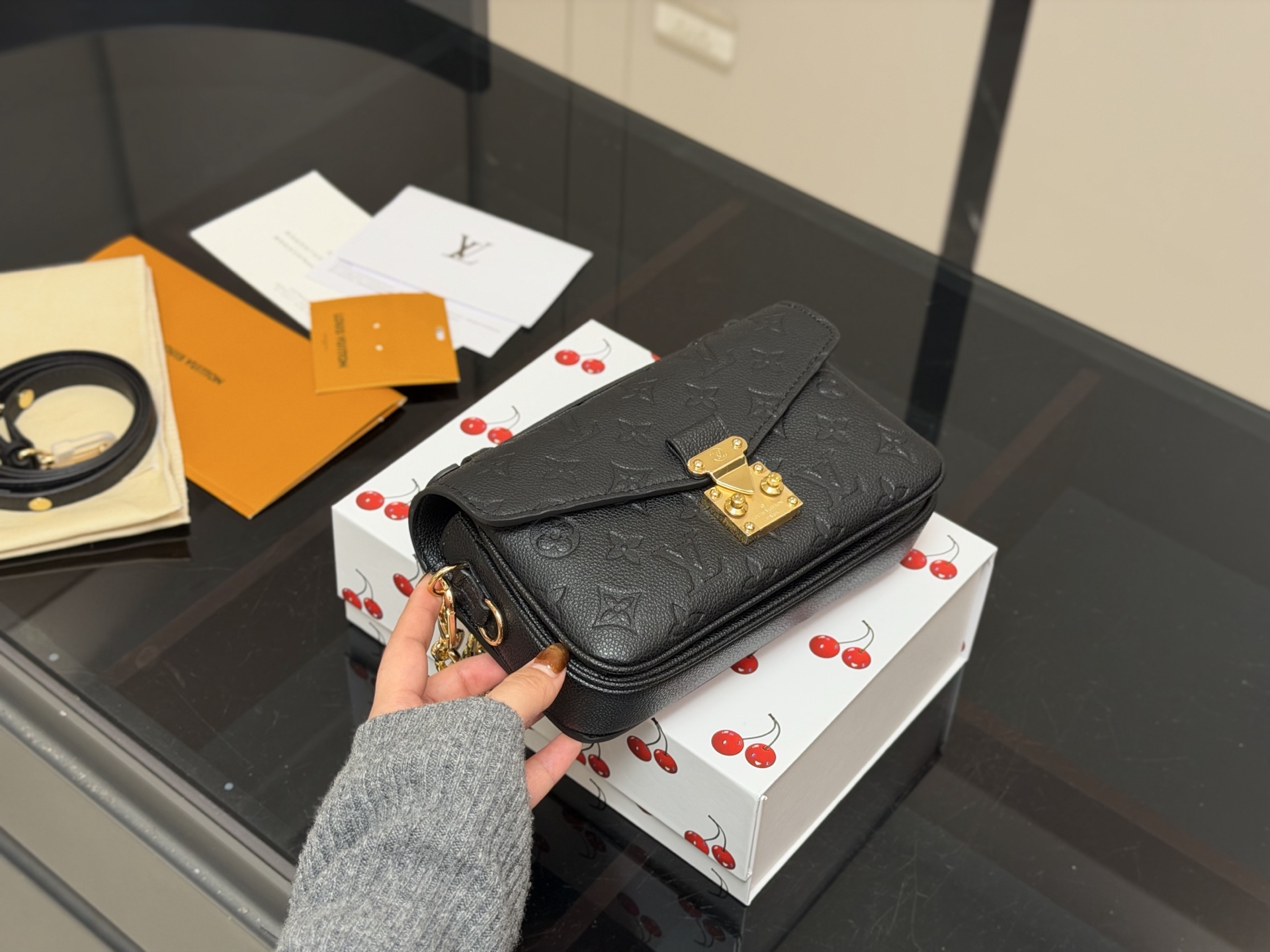 ¥200 配折叠盒 最新尺寸 :21×6×13cm Lv高品质 ‼️性价比超高 ‼️ 一定要好好看细节看五金看材质 新款邮差小号 East west 〰️ 配置链条和皮肩带⚠️