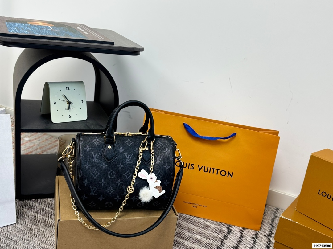 p170 折叠礼盒 芯片版 LV Speedy Soft 25枕头包 手袋以瞩目风姿成就旅途良伴。充裕构型内设拉链口袋，可妥善保管护照和其他重要物品。名牌诉说工致细节，Toron手柄再添新颖一笔 尺寸25.20