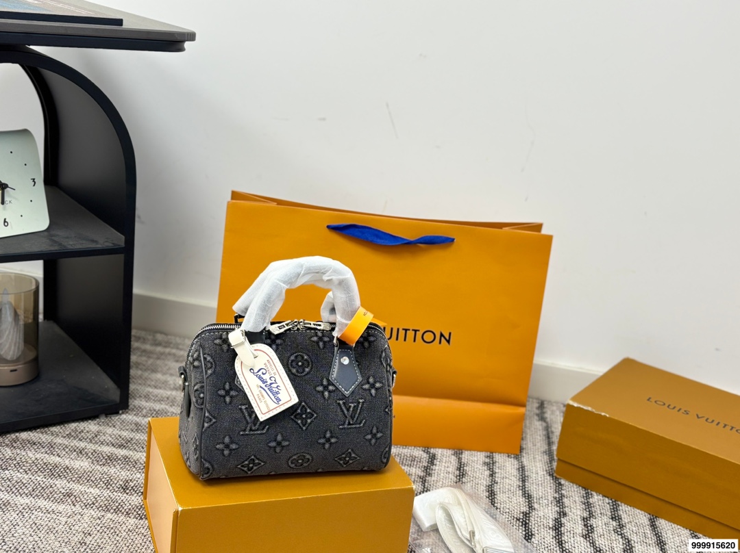 p180 配礼盒 LV丹宁牛仔系列枕头包 经典系列 时尚百搭 颜值高 日常出街首选 尺寸19&times;15