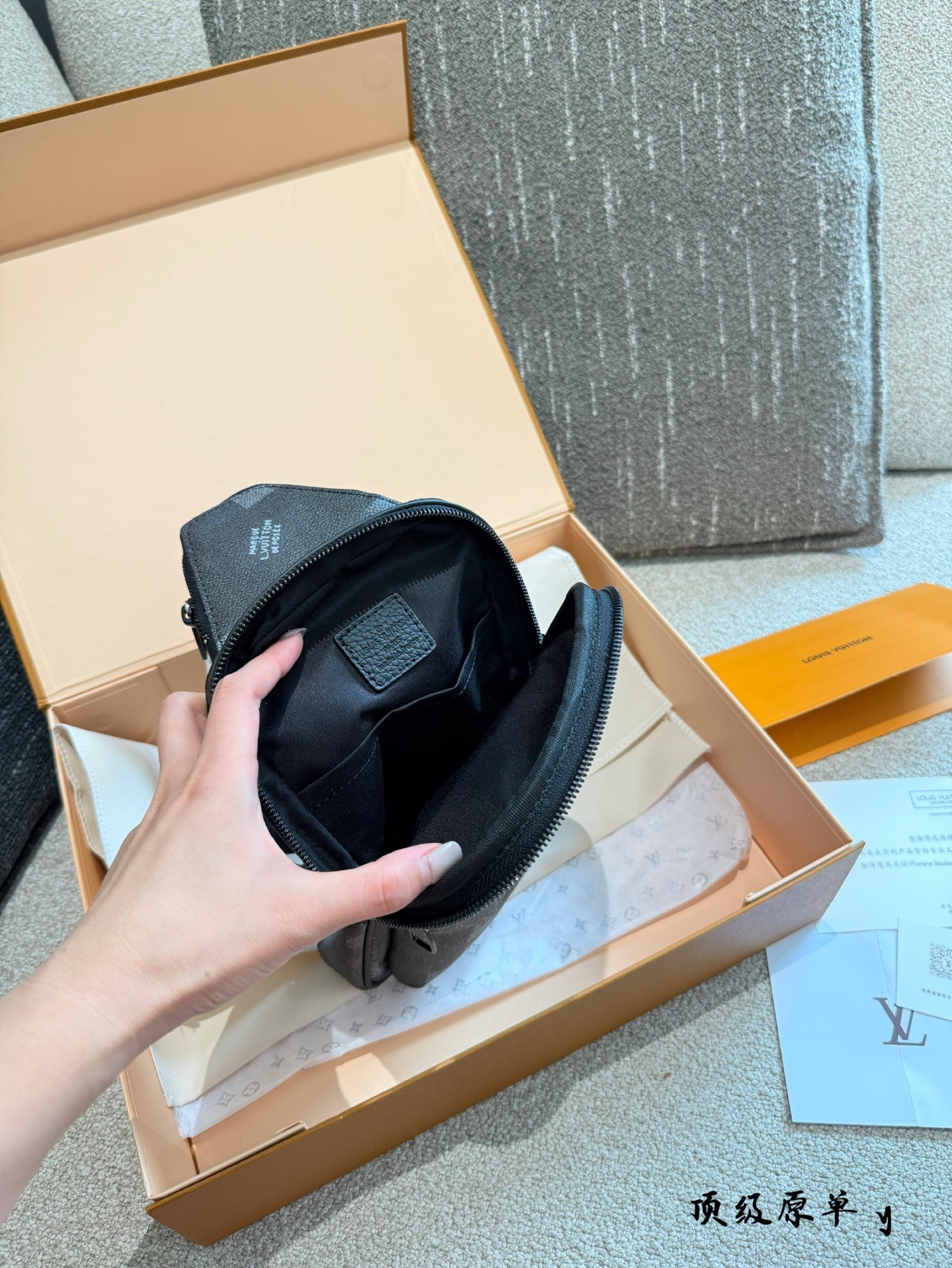 p190 全新登场 | LV DAMOFLAGE BLACK 男士系列 以城市迷彩为灵感 LV DAMOFLAGE BLACK 全新升级，硬朗风格与实用功能完美融合。 经典与现代并行，专为都市男性打造的出行与日常风格利器 无论是短途通勤还是长途旅行，兼具设计与耐用性。 轻便随身、极致收纳，满足你对风格与功能的双重要求。