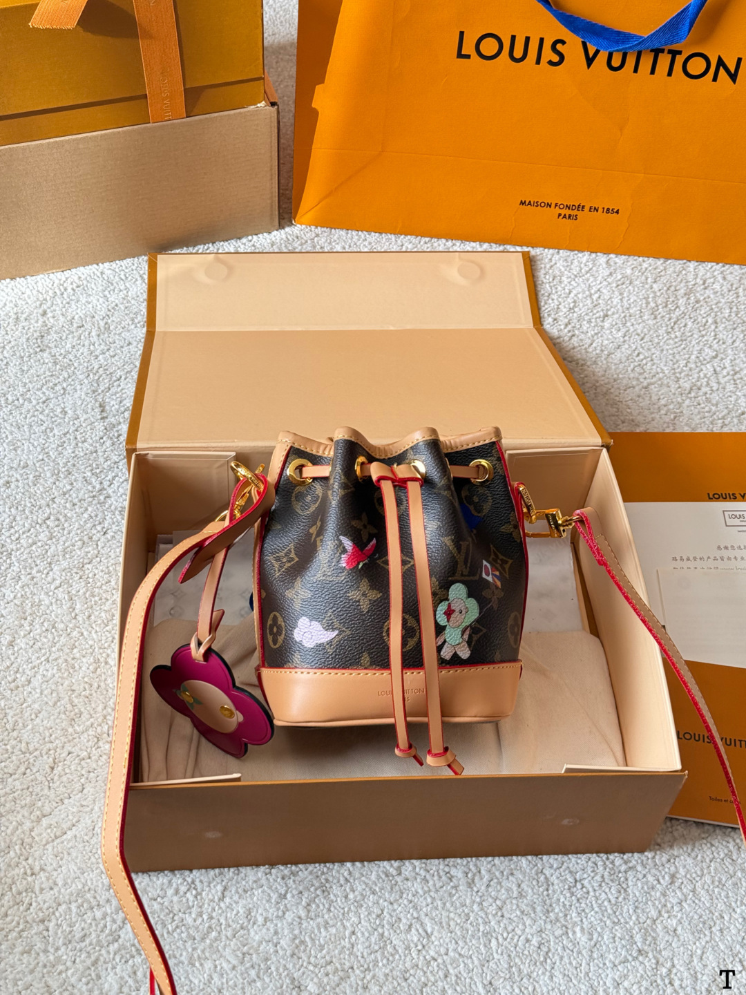牛皮版本 p120 Lv Mini 小水桶 限定款 折叠礼盒 全方位对花 手柄的设计 比nano容量大比bb更小巧喜 欢不要错过 彩色超细纤维粘合内村，金色金属饰件，束绳闭合尺寸：15 18cm