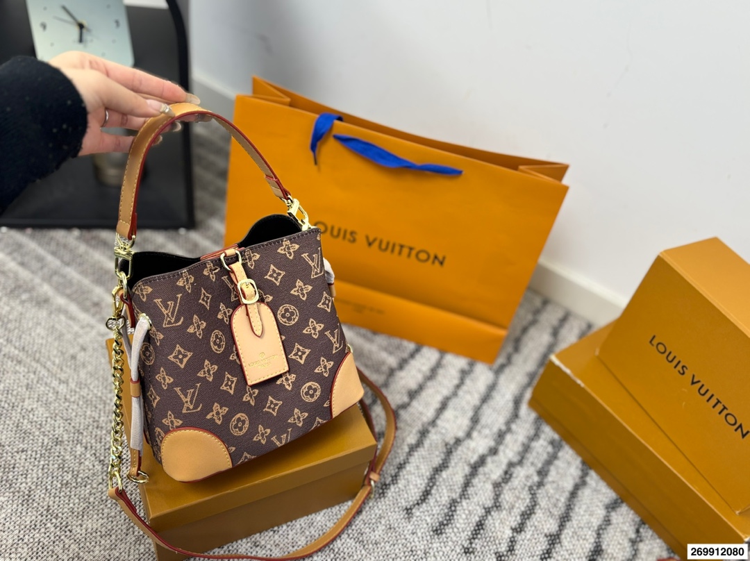 p120 礼盒包装🎁 LV/路易威登 中古水桶包让包包变得焕然一新😍😍新品手包 颜色特别好看 原版五金logo +配可拆卸宽肩带 一包多用 超级实用 超级推荐 大容量 品质超赞 尺寸21.20