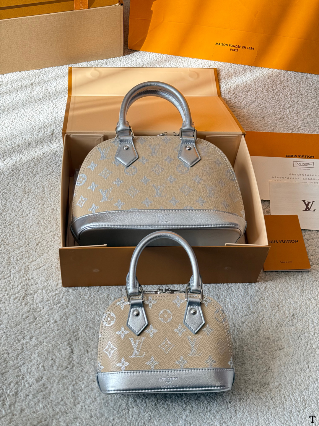 牛皮版本 p150/125 Lv 路易威登 ｜alma bb印花牛皮贝壳包 原版高品质 包包这款Retiro 手袋以标志性的老花面料制成 经典永恒。优雅低调的外形设计和宽敞的包身更加入了实用性。使用说明：-变色牛皮饰边，闪亮的纯钢金色五金配件- 可调节肩带，配有树糕皮的肩垫，拉链闭合。- 超细纤维内衬 尺寸 24 18cm 16 12cm