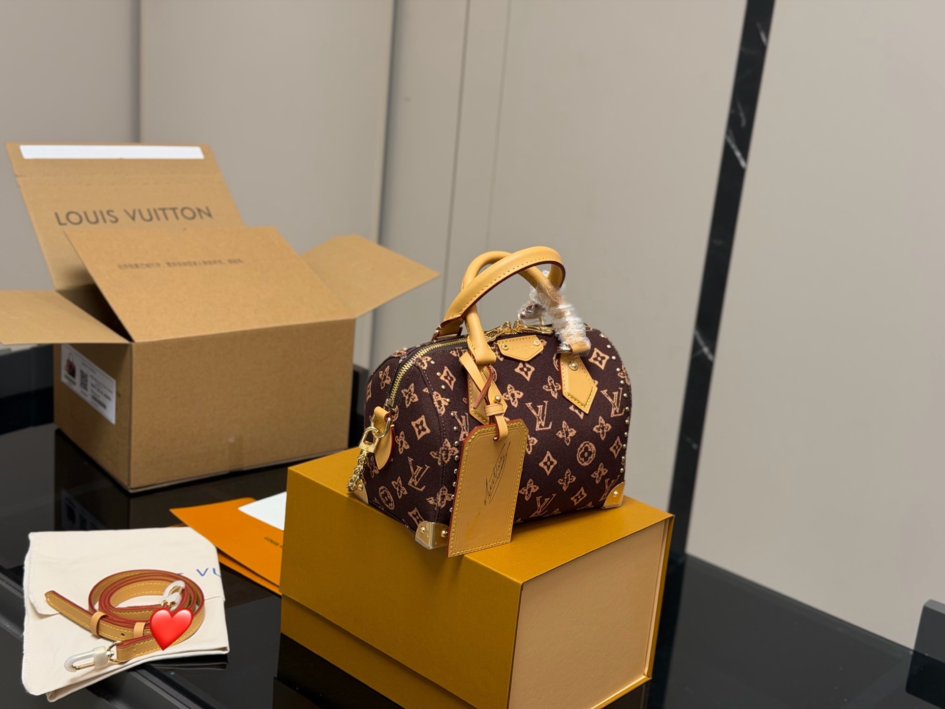 &yen;225 配折叠盒飞机盒 LV铆钉枕头包 简单百搭 颜值高 日常出街首选 潮酷时尚女孩必入款 尺寸:20.14cm