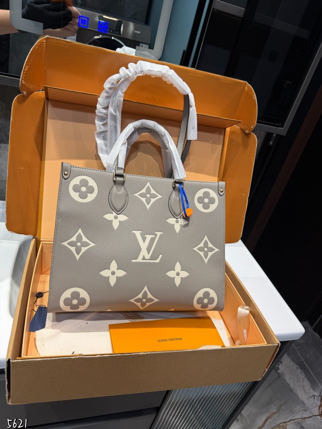 ❤️p195（折叠礼盒）❤️ LV Onthego 35cm 压字 丛林包时尚托特包 大象灰Lv A/B面喷绘 onthego妈咪袋 性价比之王这是一款超赞的包型，灵感来自于恶搞Lv的街头品牌，曾经的曾经，Louis VI litton永远不会走下神坛，非常值得入的一季，超大购物袋，不容易变形 而且大Logo的设计超级好看。除了手拎以外，还非常贴心的加了中长的肩挎的肩带，可以说是非常赞了，秒杀市场一切低端货上身真的很有气质！尺寸35cm