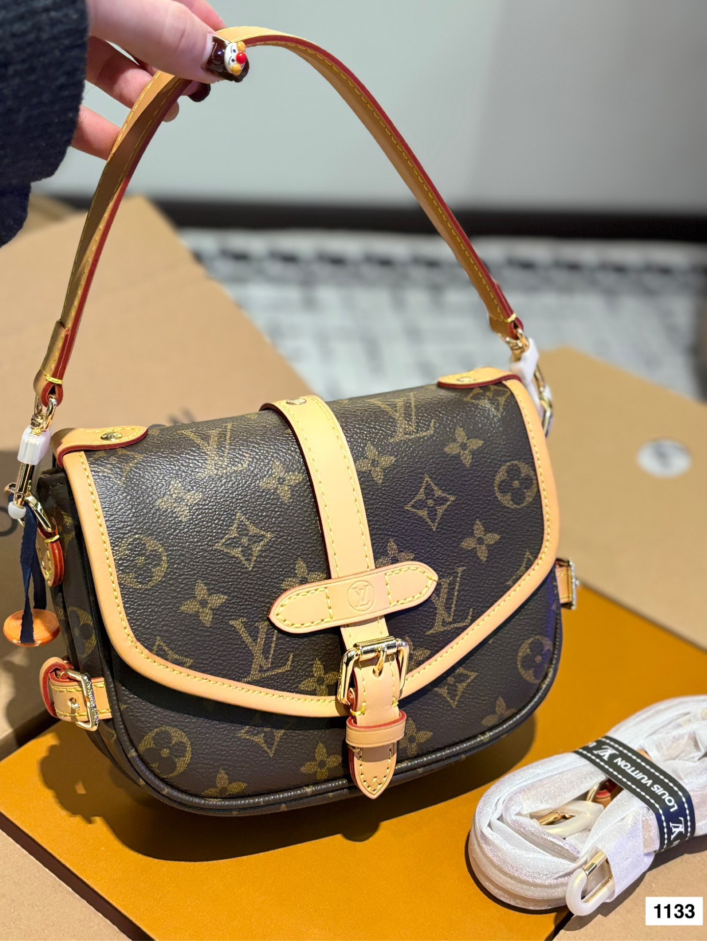 P195 配全套 size：20*16cm L家 新款小号马鞍包 双子星 samur 邮差包 小巧可爱实用百搭 搭配两条肩带哦！