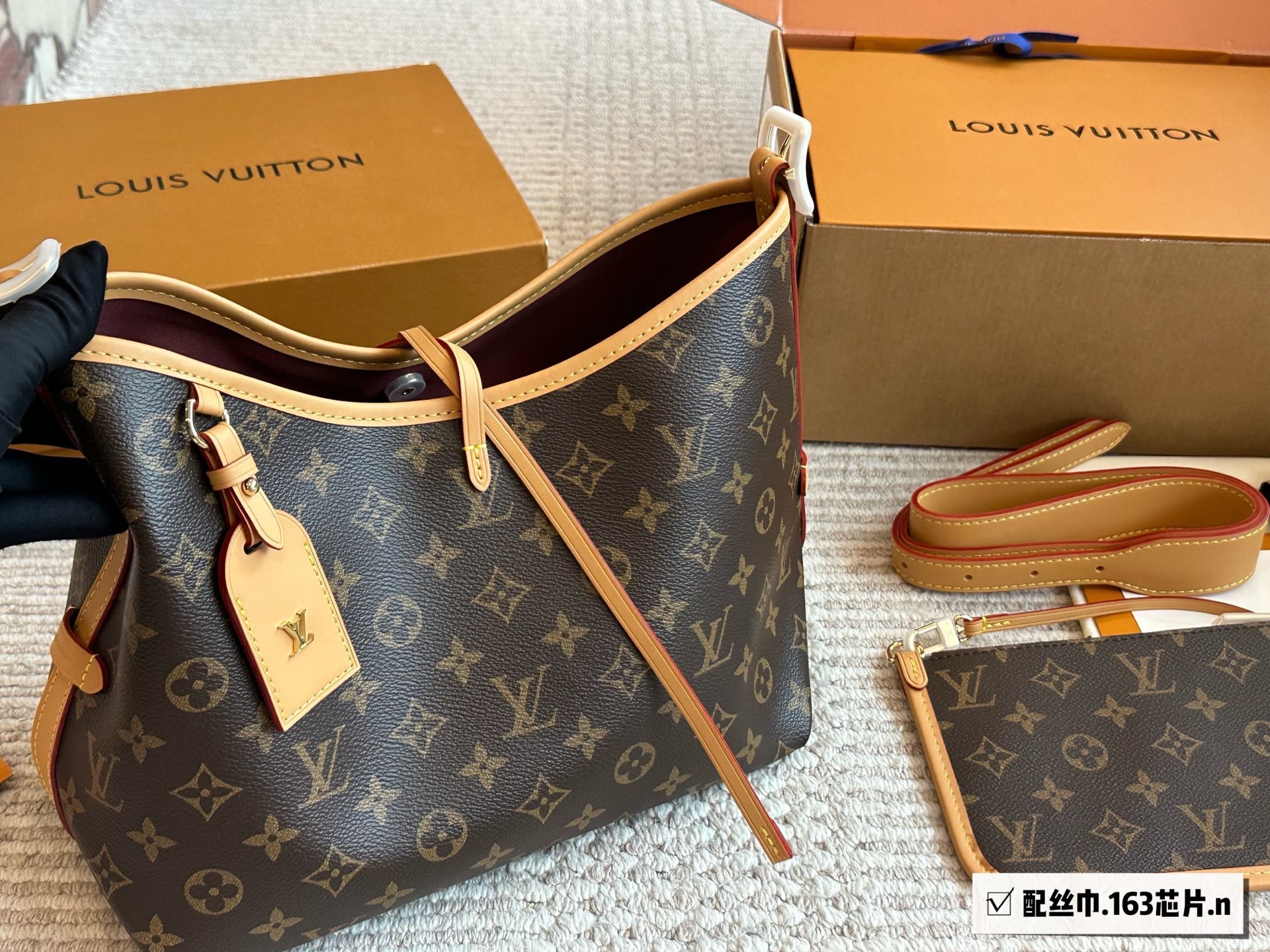 芯片版¥220 路易威登Lv Carryall新款通勤包颜值实用 #路易威登Lv #路易威登#Iv #路易威登louisvuitton#路易威登carryall #Carryall |v7月新款,可斜挎、单肩。容量保证,敞口磁铁吸内扣取放平板小电脑非常方便,设计比neverfull小巧、肩带够宽不那么勒;比graceful俏皮,上身完全;是驴家通勤包款颜值担当@30cm