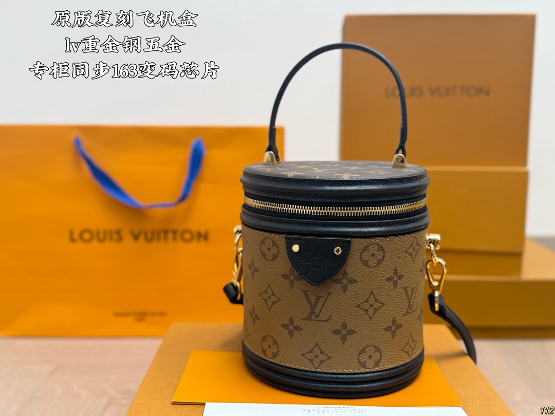 原版复刻&yen;205飞机盒 重金钢五金 专柜同步163变码芯片 LV canne|发家致富第一-步■入个LV发财桶使用率100%的这款LV圆桶 容量真的巨巨巨大++ 手机/粉饼/卡包都塞得下 怪不得总有人说它是&ldquo;饭桶&rdquo;品 包身硬挺耐用可手拎可斜跨自重很轻有特别的拼色设计真不愧是LV近代款中的明星百搭程度好到爆炸教 任何风格都能驾驭尺寸：大号15*14*17cm