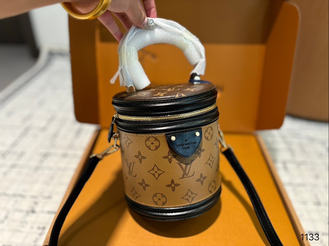 P185配礼盒🎁 Lv cannes 水桶包 发财桶新出的 太可爱啦nano发财桶 越用越香！！！ 尺寸大号15 17