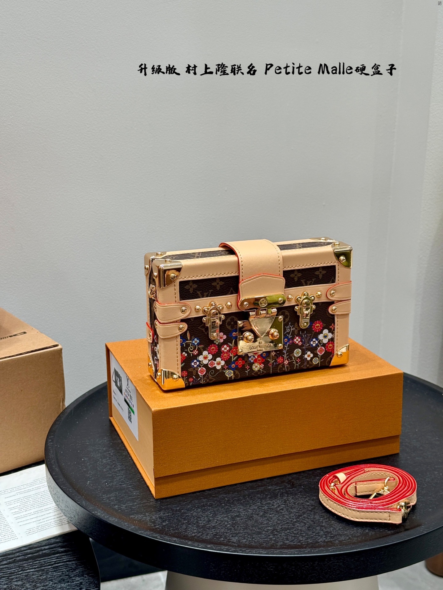 P185 礼盒包装 升级版! size:19*12cm Lv 村上隆联名太阳花小盒子Petite Malle LV Petite Malle硬箱子 ✅顶级原单 超高品质 这个小盒子的颜值太高啦! 太cute了! 花纹和大小都是我喜欢的, 很有型滴!