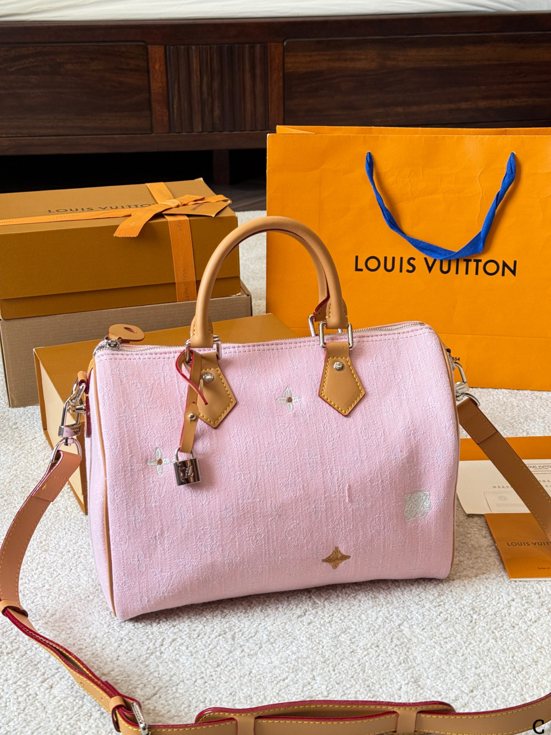 p180 LV 路易威登 Nano Speedy 30枕头包 LV 新款系列 枕头包 手袋,全网首发 LV Speedy nano 枕头包这款Retiro 手袋以标志性 经典永恒。优雅低调的外形设计和宽敞的包身更加入了实用性 尺寸30cm