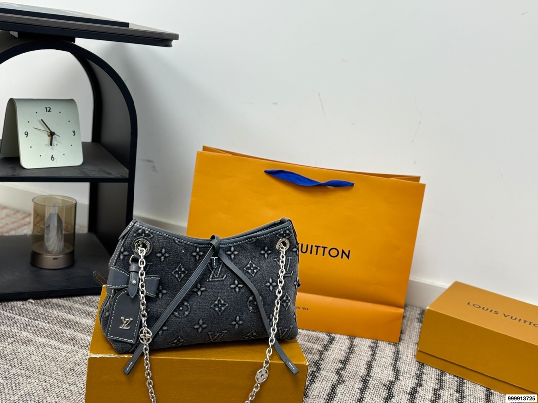 p195配礼盒🎁. Lv Carryall 新款通勤包颜值实用 #路易威登Lv #路易威登#Iv #路易威登louisvuitton#路易威登carryall #Carryall |v7月新款，可斜挎、单肩。容量保证，敞口磁铁吸内扣取放平板小电脑非常方便，设计比neverfull小巧、肩带够宽不那么勒;比graceful俏皮，上身完全;是驴家通勤包款颜值担当@ 尺寸：27*10*17cm